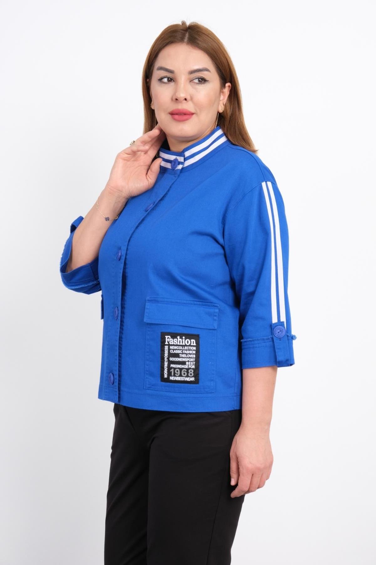 Bu büyük beden kadın mont, şık ve modern tasarımı ile dikkat çekiyor. Canlı mavi rengi ve beyaz şerit detayları ürünün sportif bir hava katmasını sağlar. Montun ön kısmında biri büyük boyutlu olmak üzere iki cep bulunmaktadır. Düğmeli kapama özelliği saye