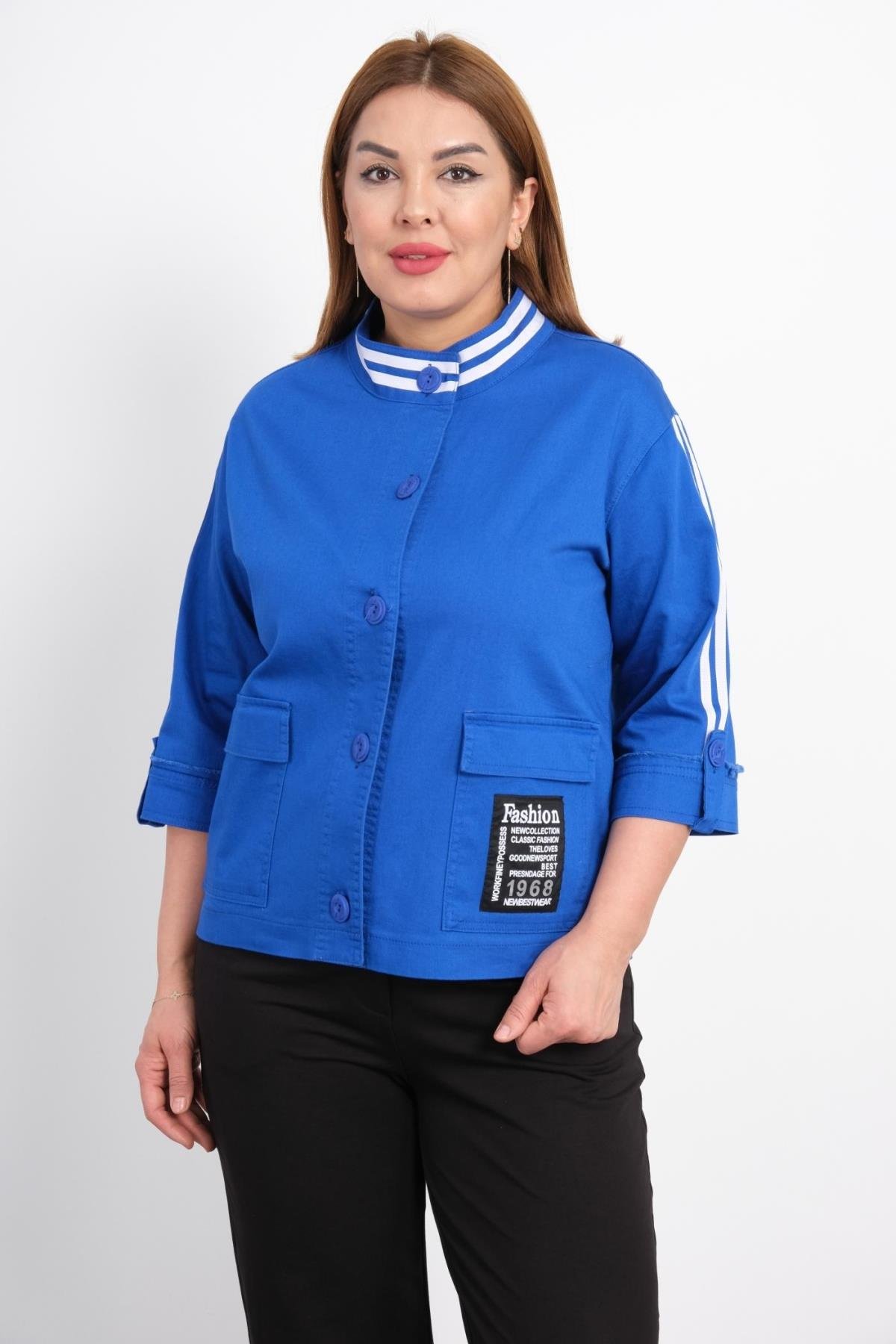 Bu büyük beden kadın mont, şık ve modern tasarımı ile dikkat çekiyor. Canlı mavi rengi ve beyaz şerit detayları ürünün sportif bir hava katmasını sağlar. Montun ön kısmında biri büyük boyutlu olmak üzere iki cep bulunmaktadır. Düğmeli kapama özelliği saye