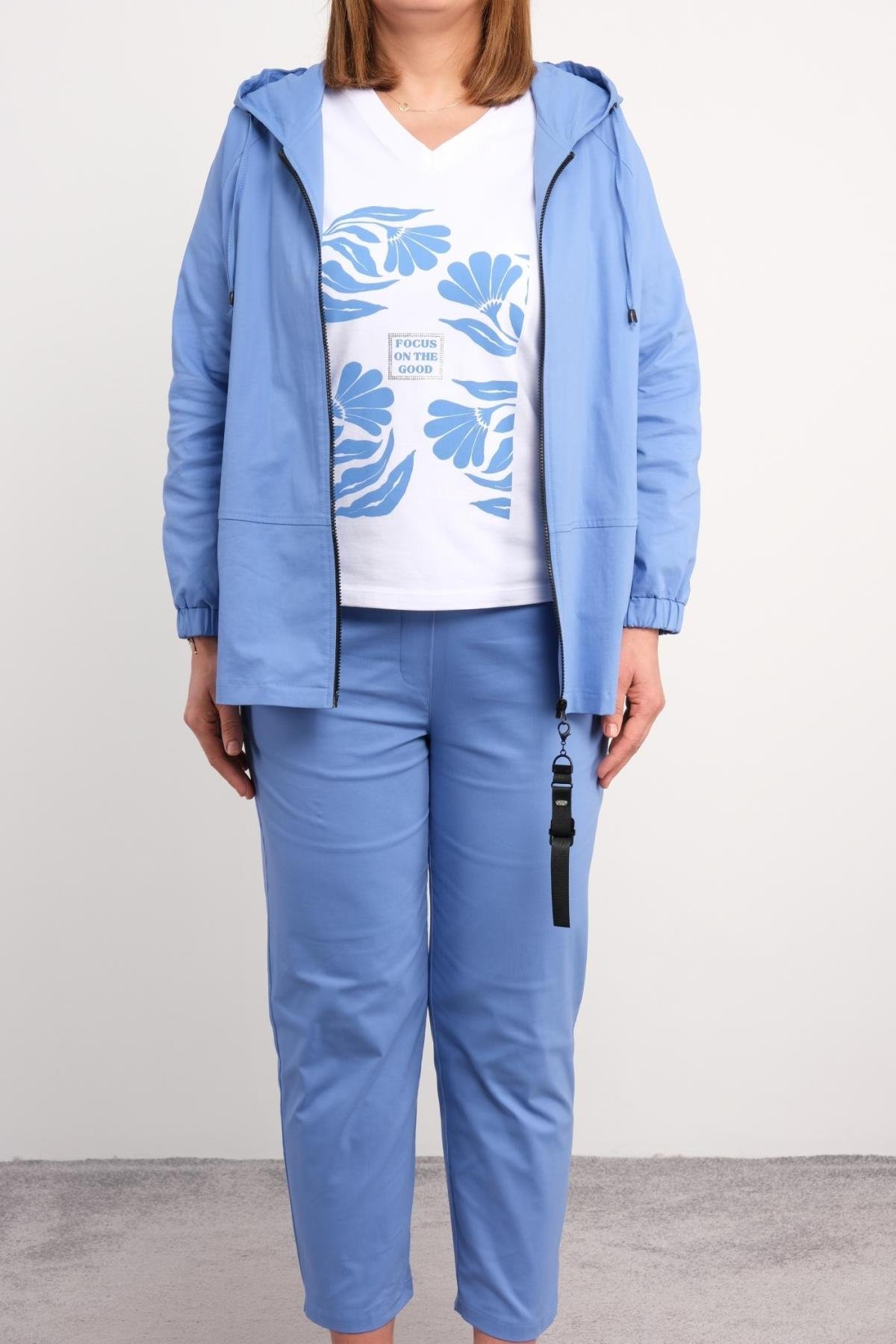 Büyük Beden Kadın Spor Üçlü Takım, rahat ve şık bir tarz arayan kadınlar için ideal bir seçenek. Bu takım, bir ceket, bir t-shirt ve bir pantolondan oluşmaktadır. Ceket, hafif ve nefes alabilen kumaştan yapılmış olup, ön kısmında fermuar kapamalı ve kapüş