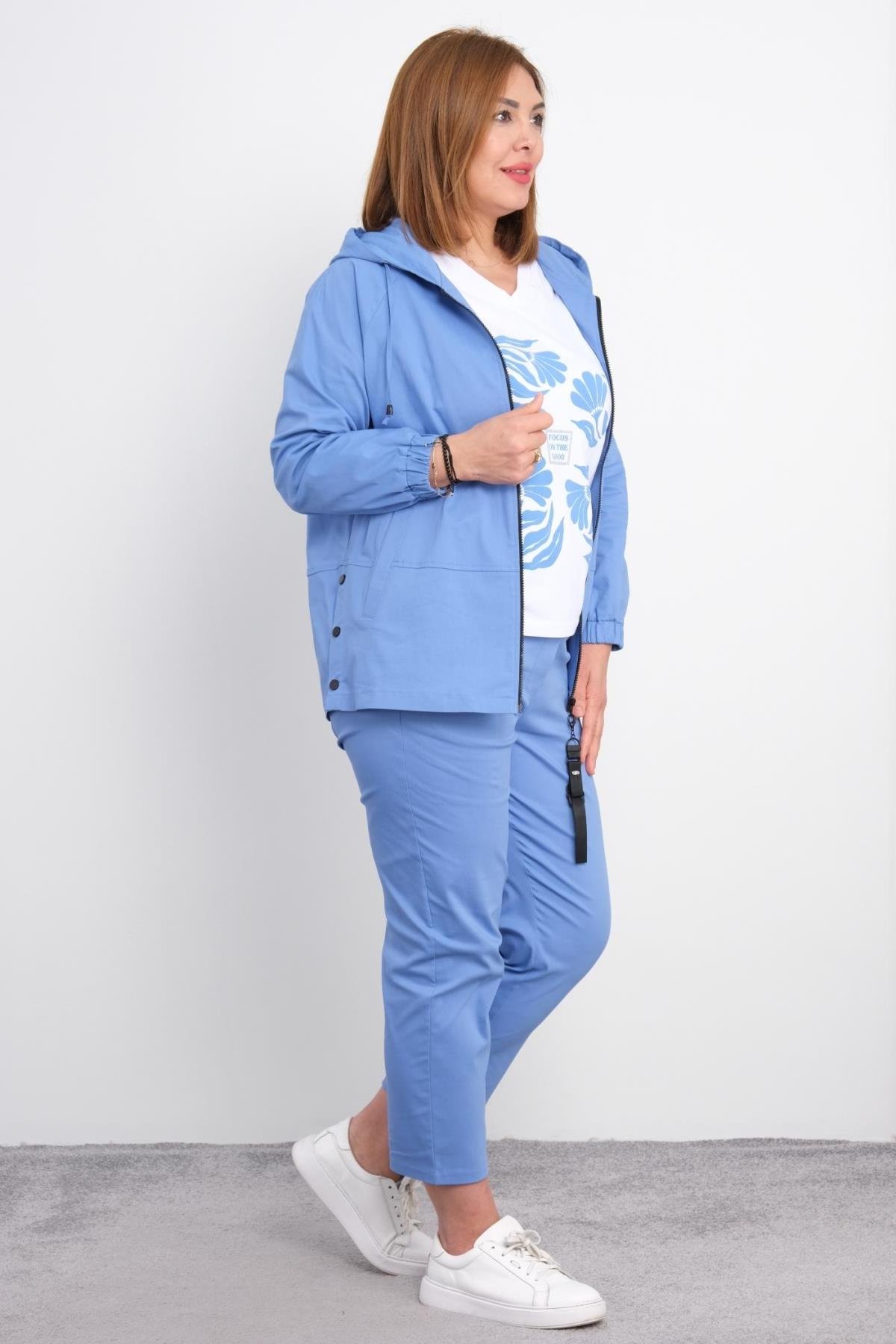 Büyük Beden Kadın Spor Üçlü Takım, rahat ve şık bir tarz arayan kadınlar için ideal bir seçenek. Bu takım, bir ceket, bir t-shirt ve bir pantolondan oluşmaktadır. Ceket, hafif ve nefes alabilen kumaştan yapılmış olup, ön kısmında fermuar kapamalı ve kapüş