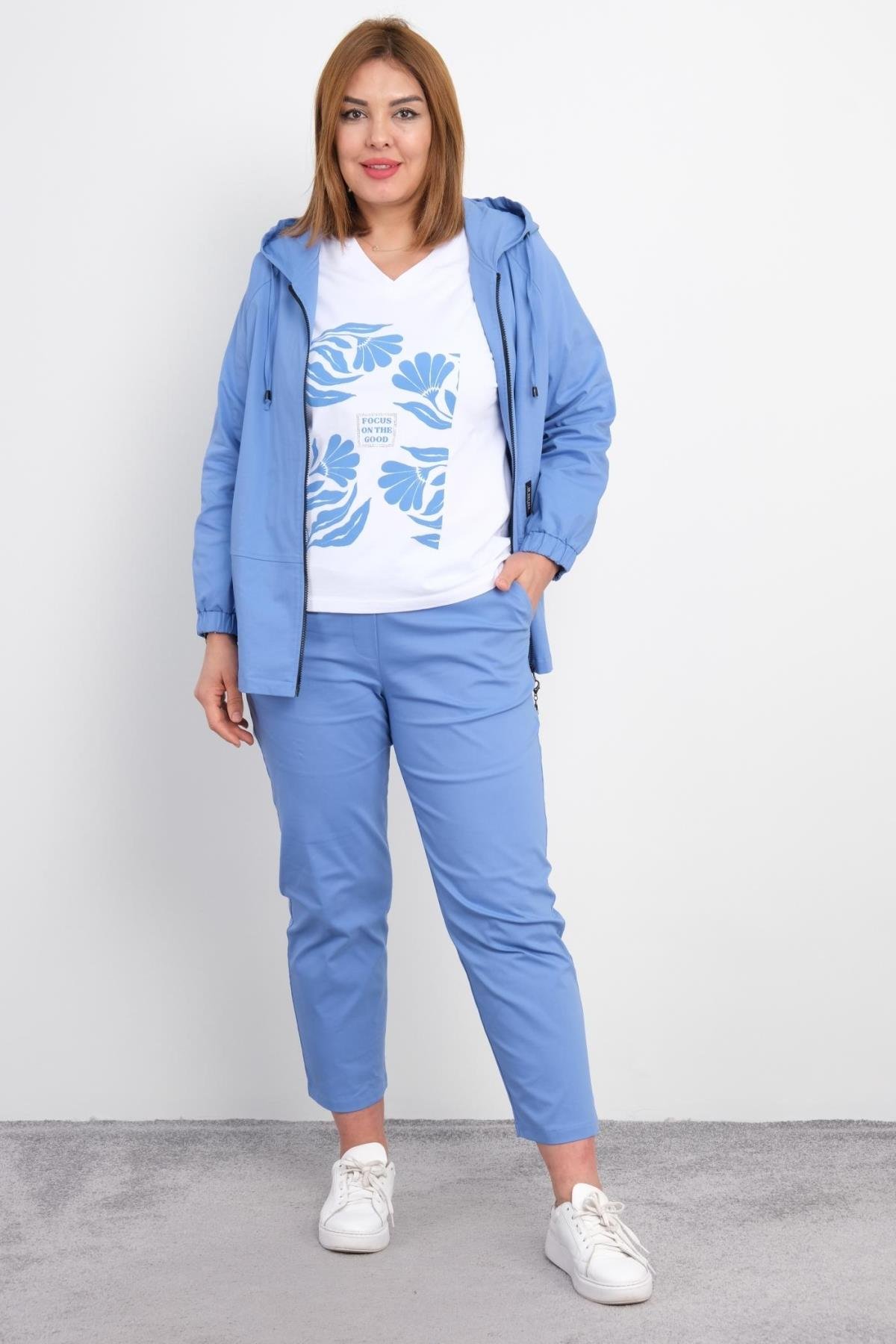 Büyük Beden Kadın Spor Üçlü Takım, rahat ve şık bir tarz arayan kadınlar için ideal bir seçenek. Bu takım, bir ceket, bir t-shirt ve bir pantolondan oluşmaktadır. Ceket, hafif ve nefes alabilen kumaştan yapılmış olup, ön kısmında fermuar kapamalı ve kapüş