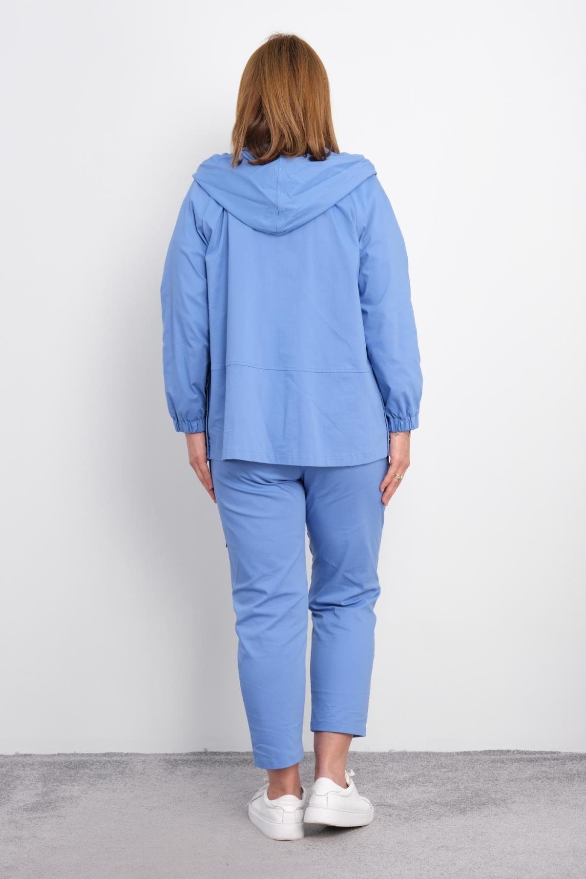Büyük Beden Kadın Spor Üçlü Takım, rahat ve şık bir tarz arayan kadınlar için ideal bir seçenek. Bu takım, bir ceket, bir t-shirt ve bir pantolondan oluşmaktadır. Ceket, hafif ve nefes alabilen kumaştan yapılmış olup, ön kısmında fermuar kapamalı ve kapüş
