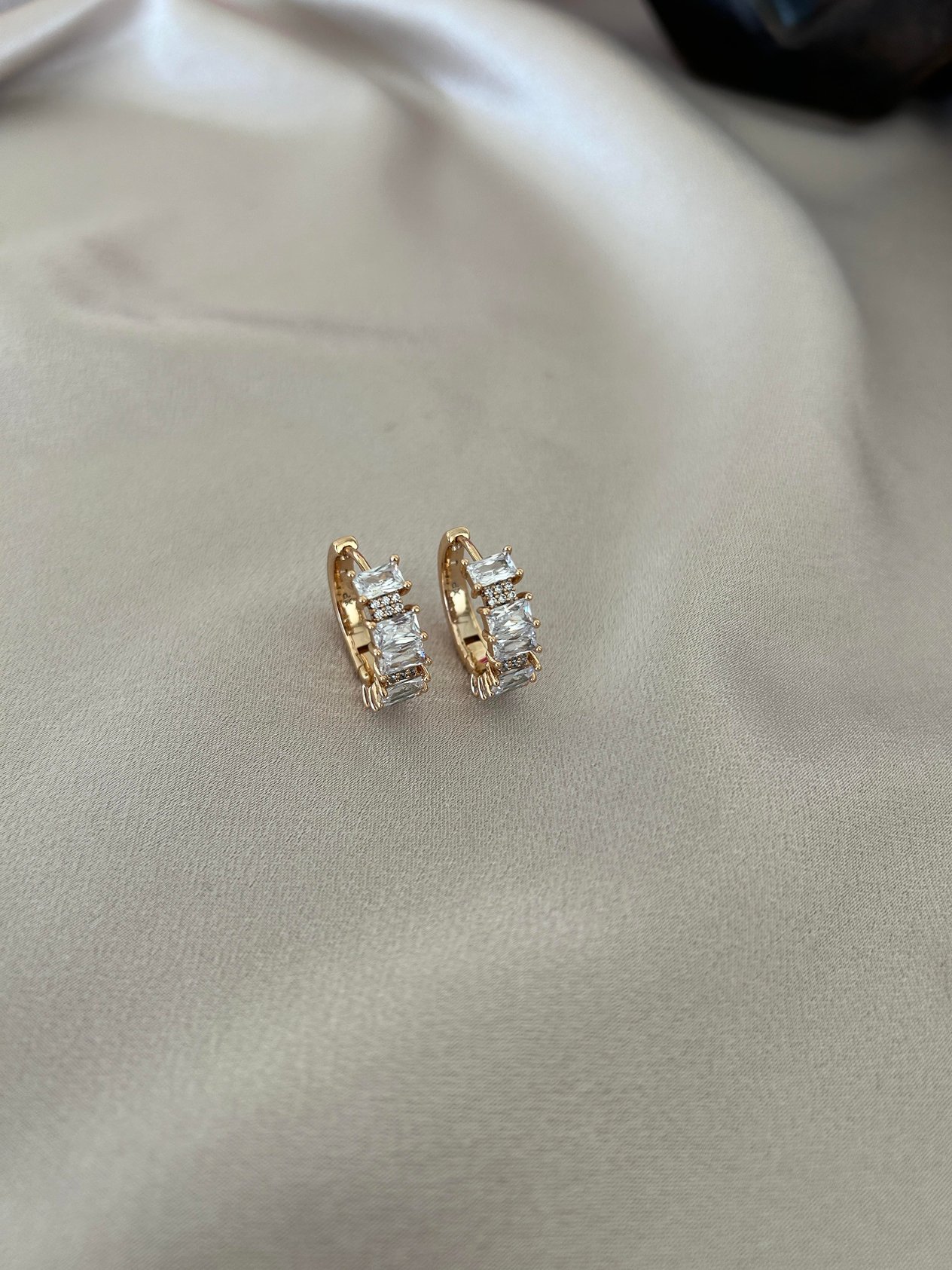 Özel seri taşlı gold rose küpe 