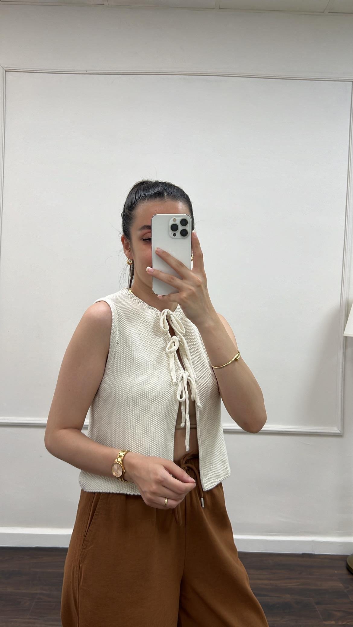 Mad Model Ekru Bağlama Detay Triko Yelek