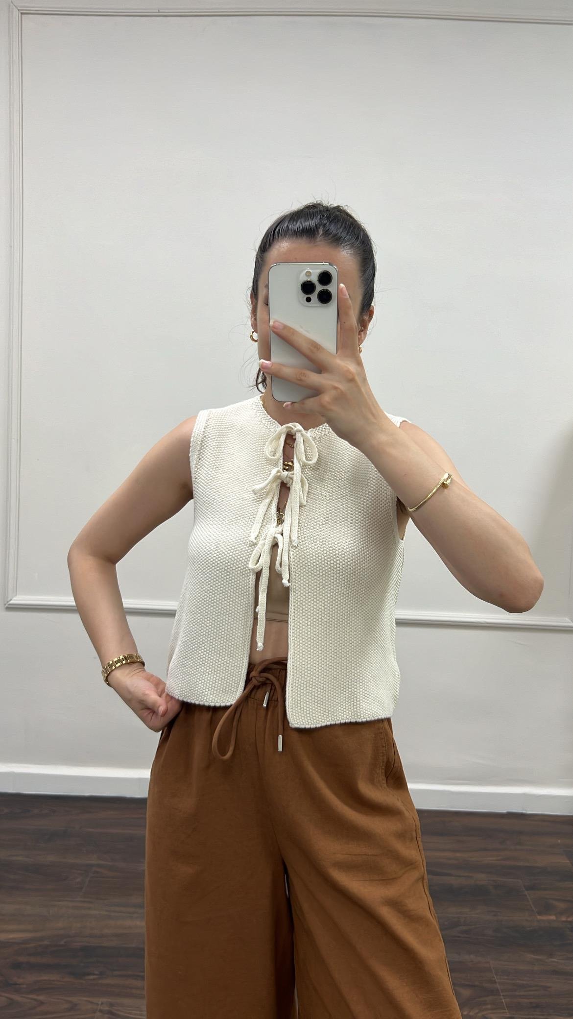 Mad Model Ekru Bağlama Detay Triko Yelek