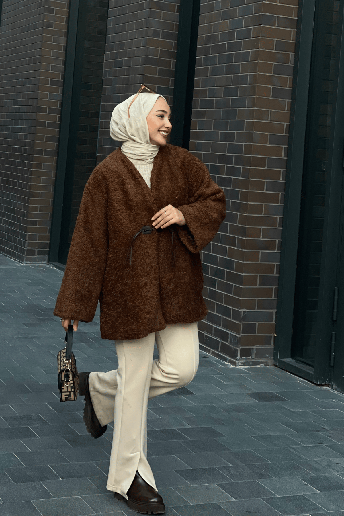 Aksesuar Detaylı Kahve Peluş Kaban