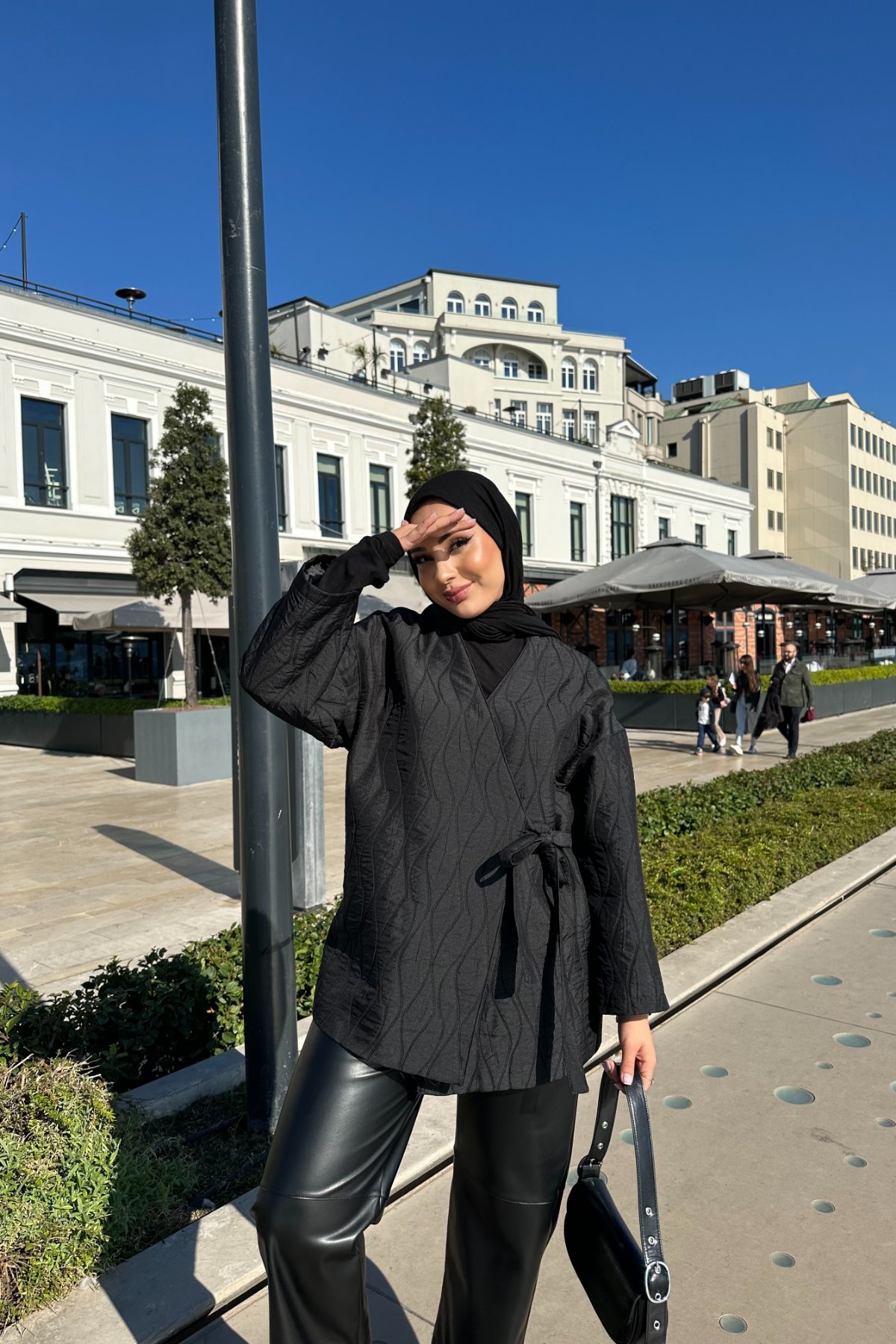 Kapitone Yandan Bağlamalı Mont Siyah