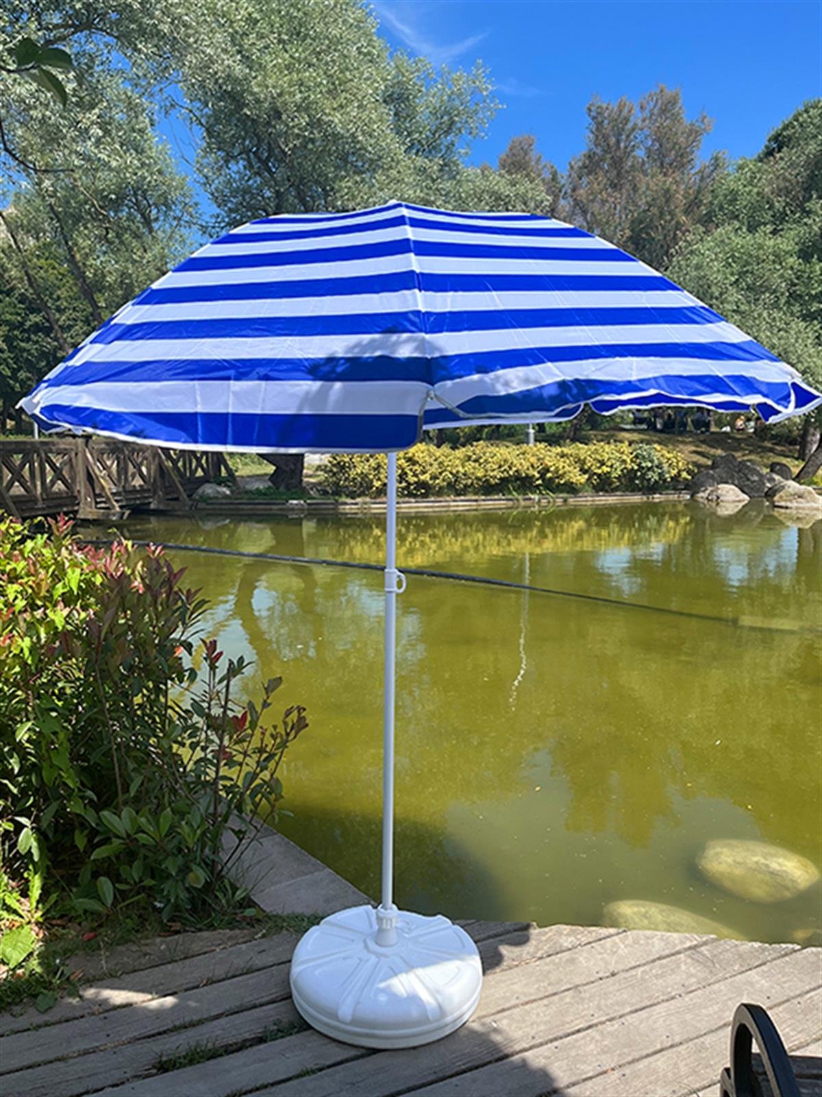 Sunlife Lacivert-Beyaz Renkli 8 Tel Fiberglass Gövdeli 360C° Dönen Başlıklı Plaj Deniz Şemsiyesi 2 Metre