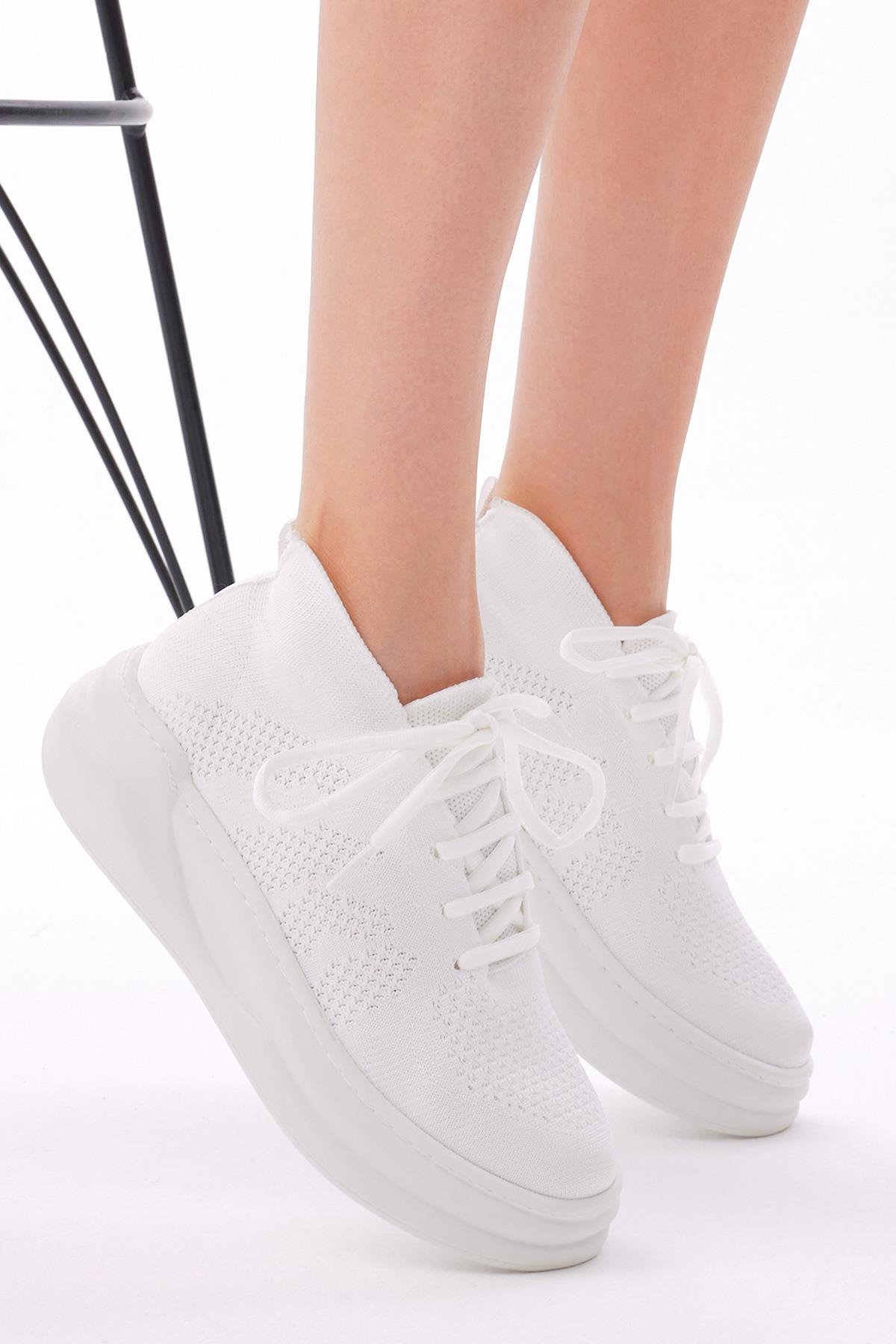 Kadın Beyaz Rahat Kalıp Bağcıklı Sneaker