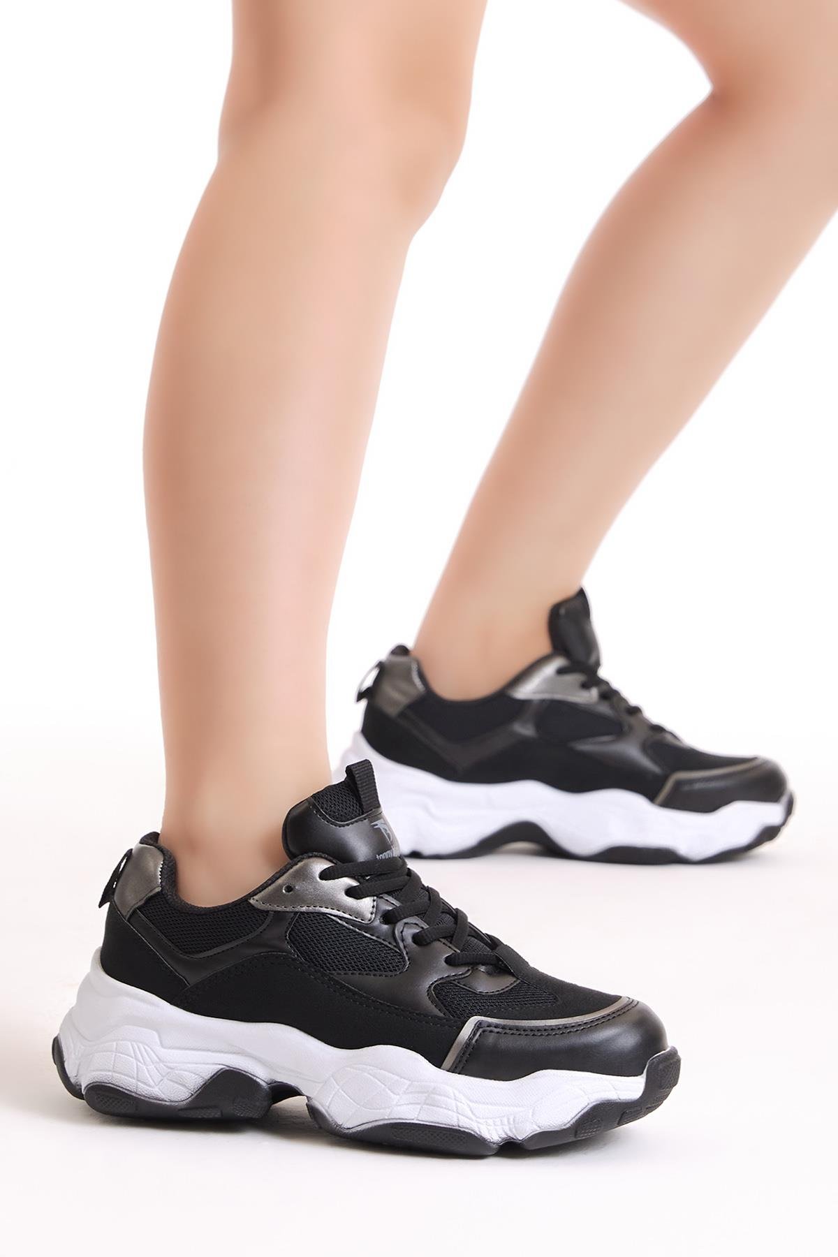 Kadın Siyah Beyaz Poli Taban Nefes Alabilen Kumaş Bağcıklı Sneaker