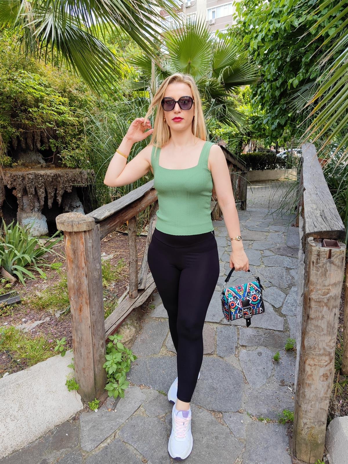 Mint Yeşili Kare Yaka Crop