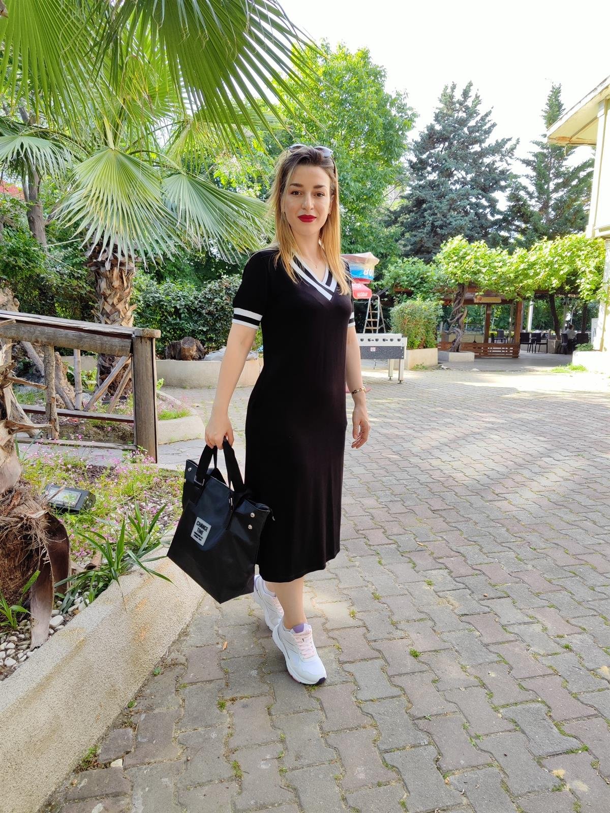 Siyah V Yaka Yırtmaçlı Midi Boy Elbise 