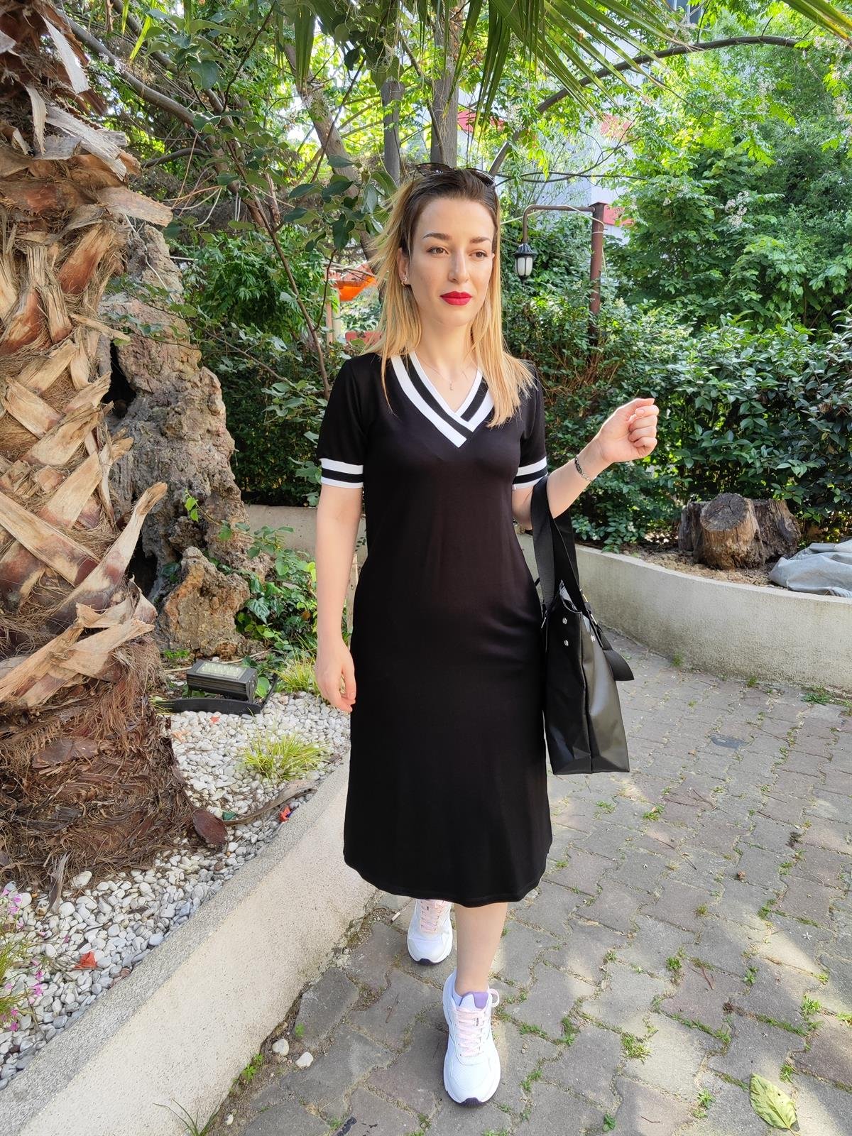 Siyah V Yaka Yırtmaçlı Midi Boy Elbise 