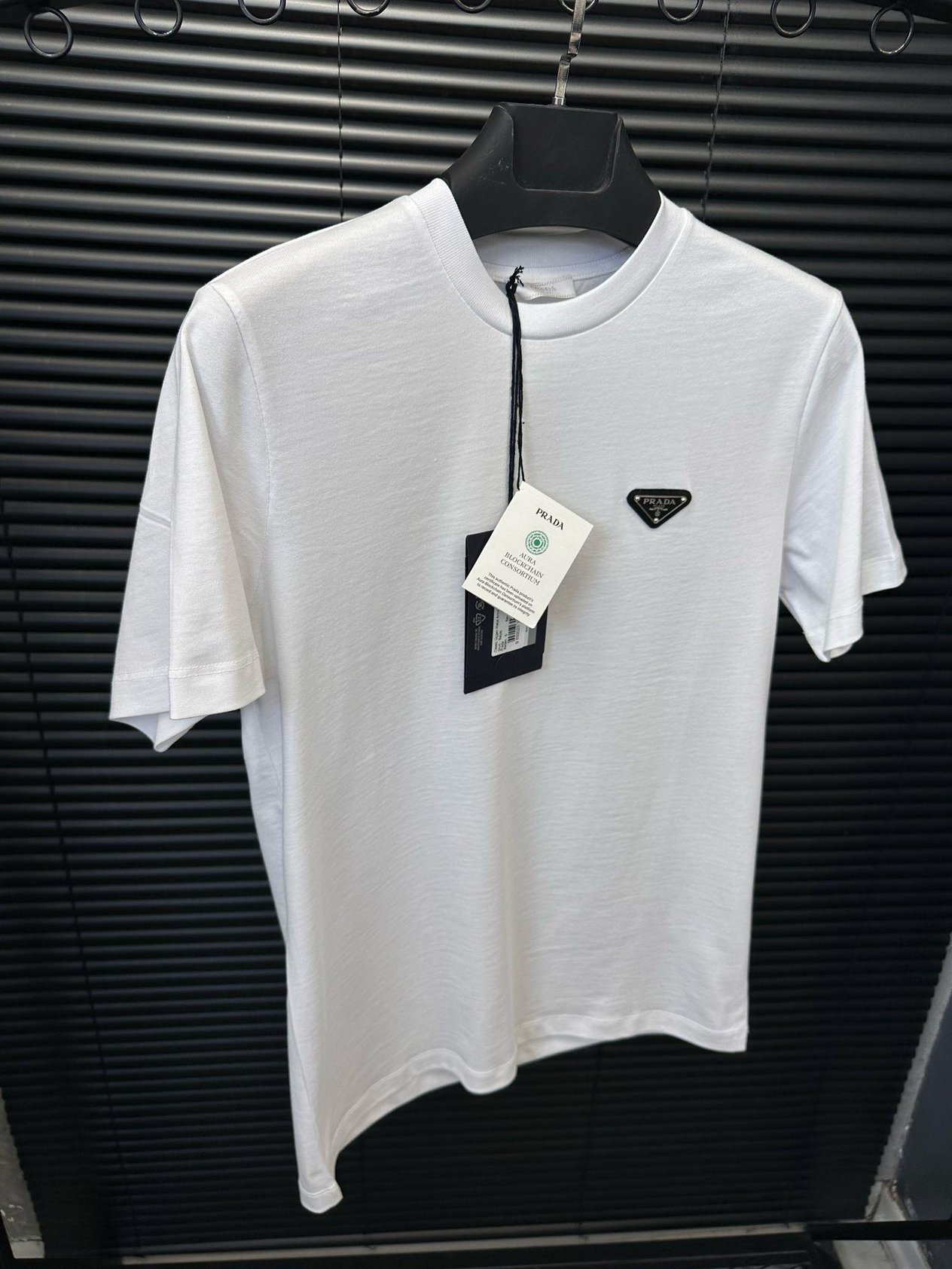 Bisiklet YakaClassic Üçgen Metal Armalı T-Shirt - Beyaz