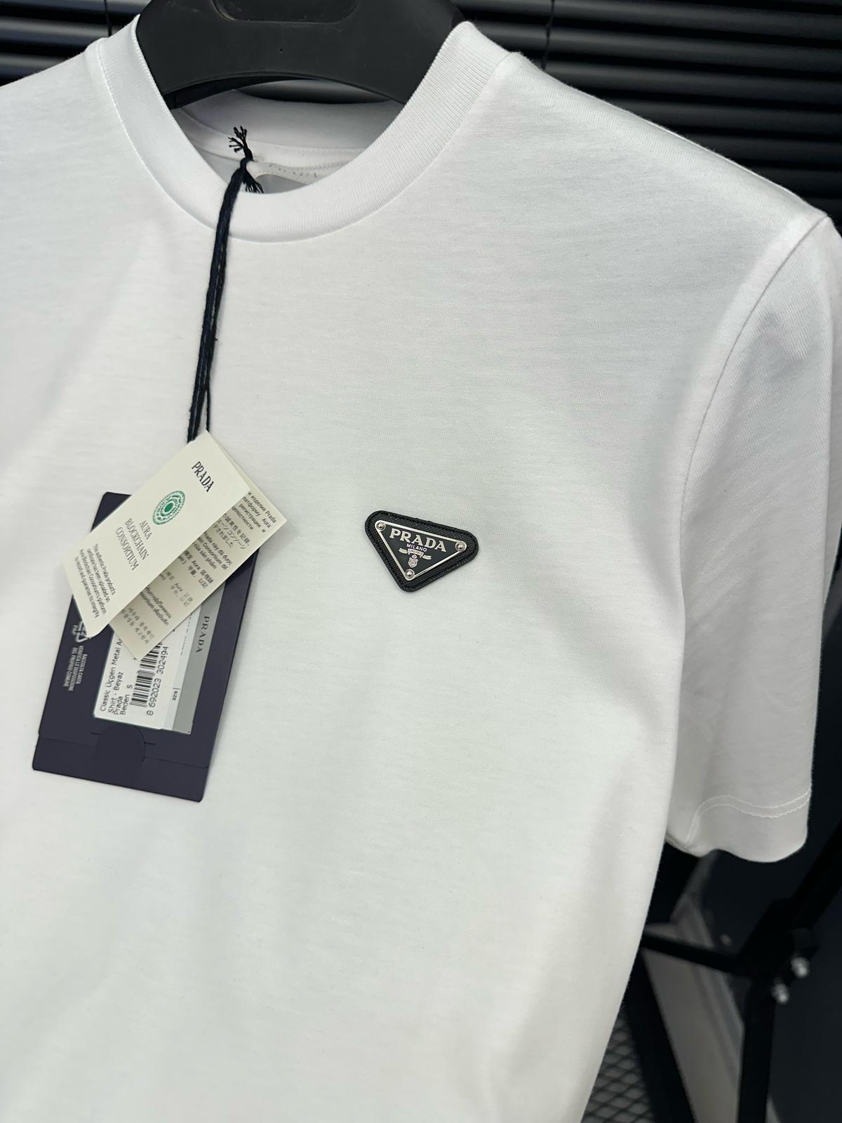 Bisiklet YakaClassic Üçgen Metal Armalı T-Shirt - Beyaz