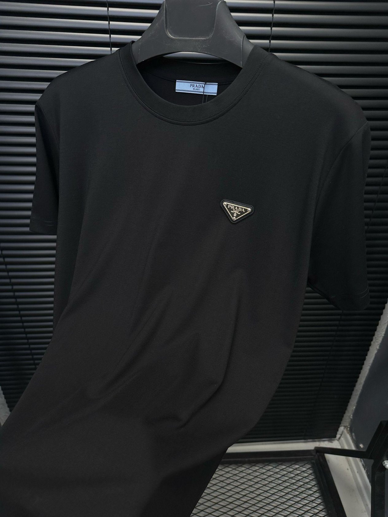 Bisiklet YakaMetal Logo Detaylı Basic T-Shirt