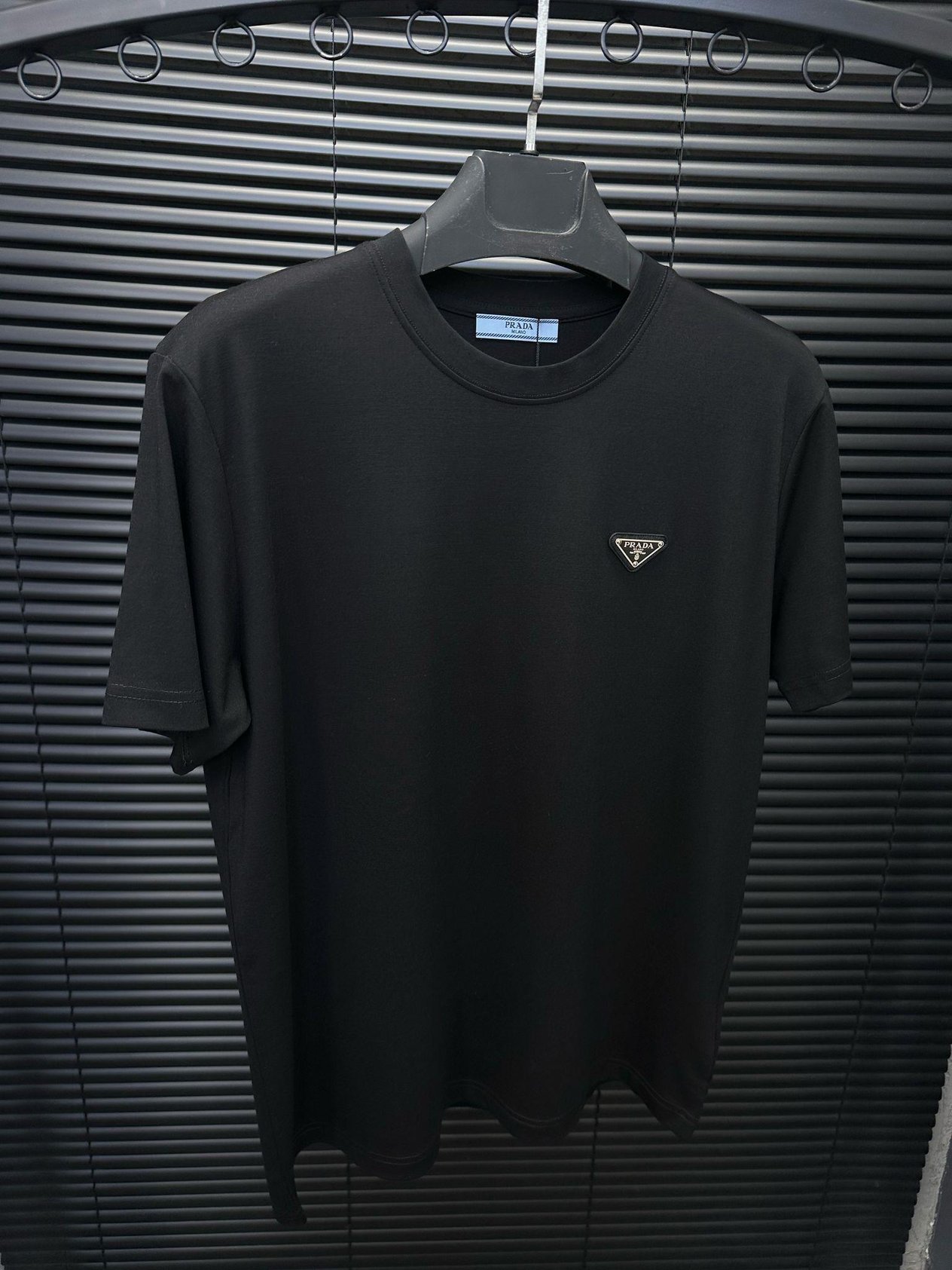 Bisiklet YakaMetal Logo Detaylı Basic T-Shirt