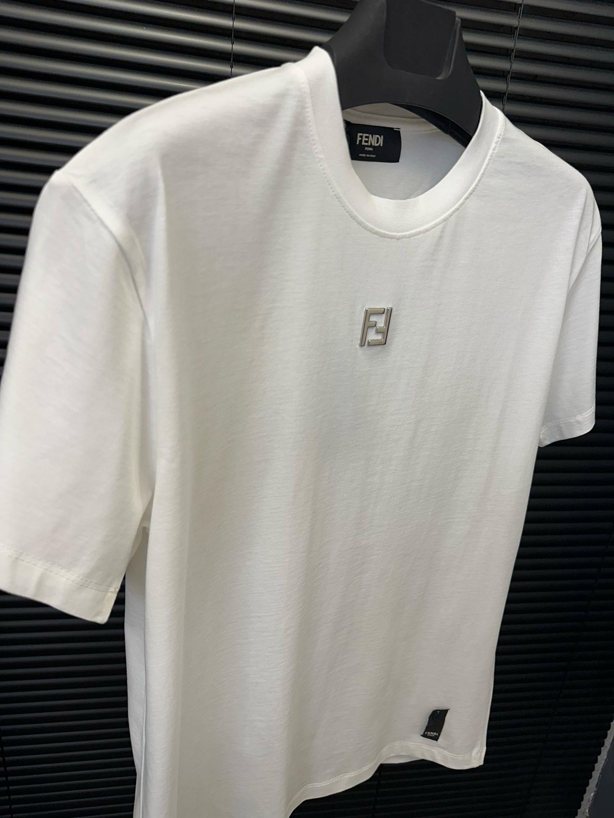 Bisiklet YakaMetal Logolu Basic T-Shirt