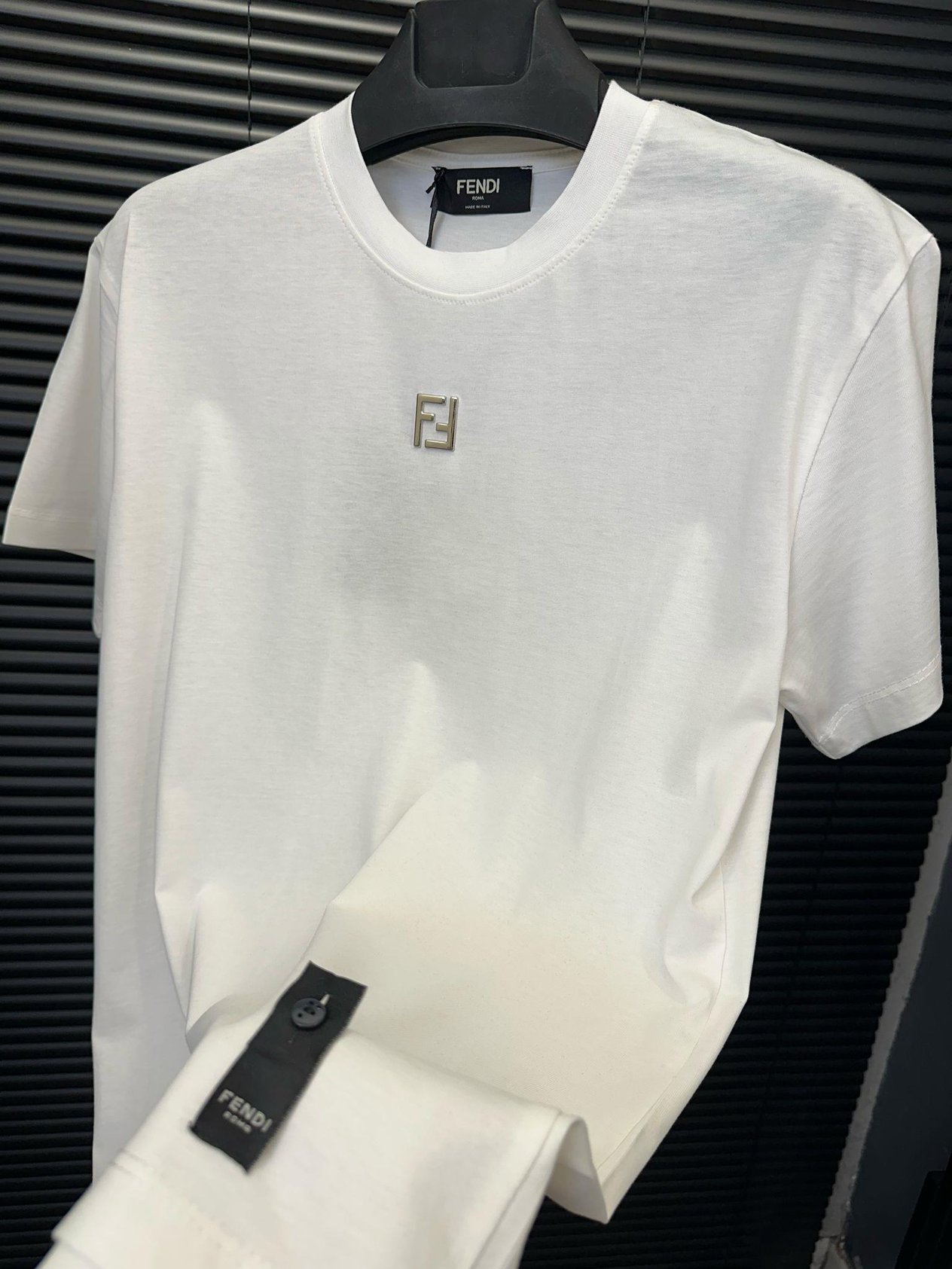 Bisiklet YakaMetal Logolu Basic T-Shirt