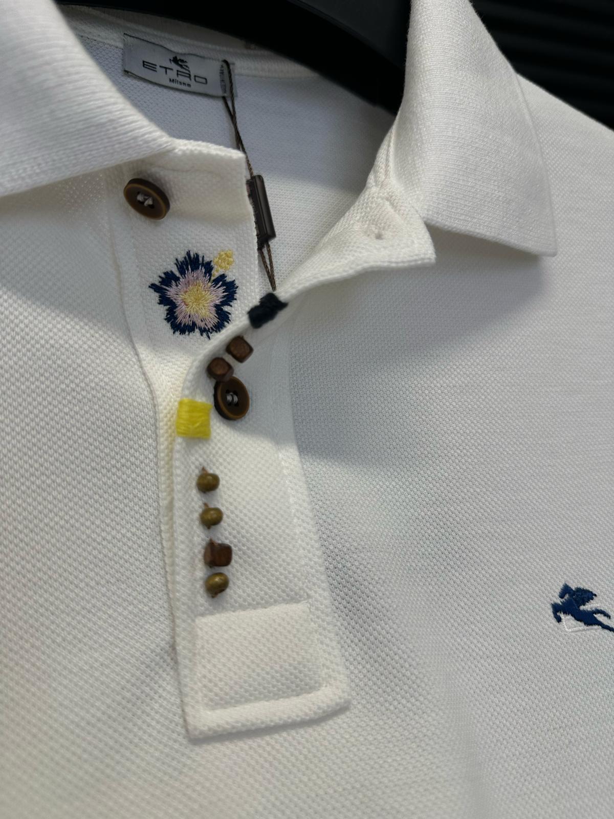 Pamuk KumaşNakış Armalı Boncuk Detaylı Yakalı T-Shirt