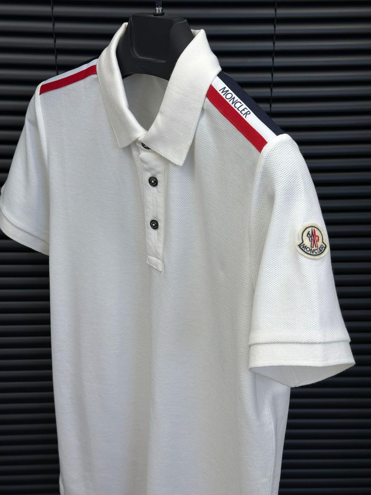 Pamuk KumaşOmuz Şerit Detaylı Yakalı T-Shirt