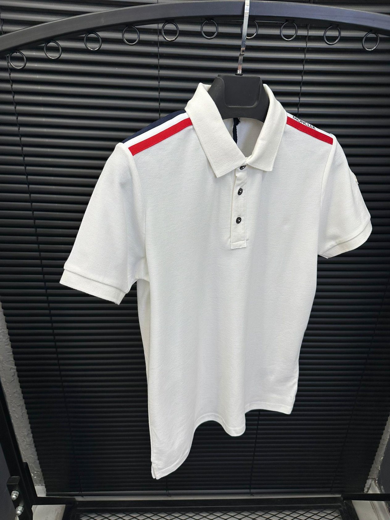 Pamuk KumaşOmuz Şerit Detaylı Yakalı T-Shirt
