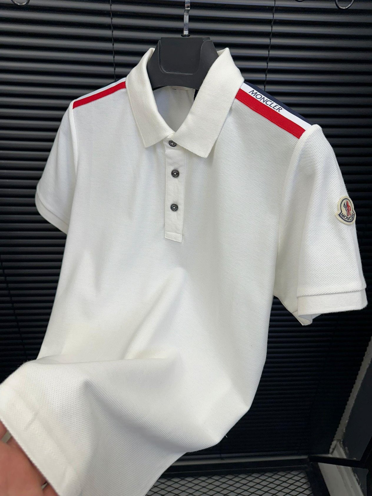 Pamuk KumaşOmuz Şerit Detaylı Yakalı T-Shirt