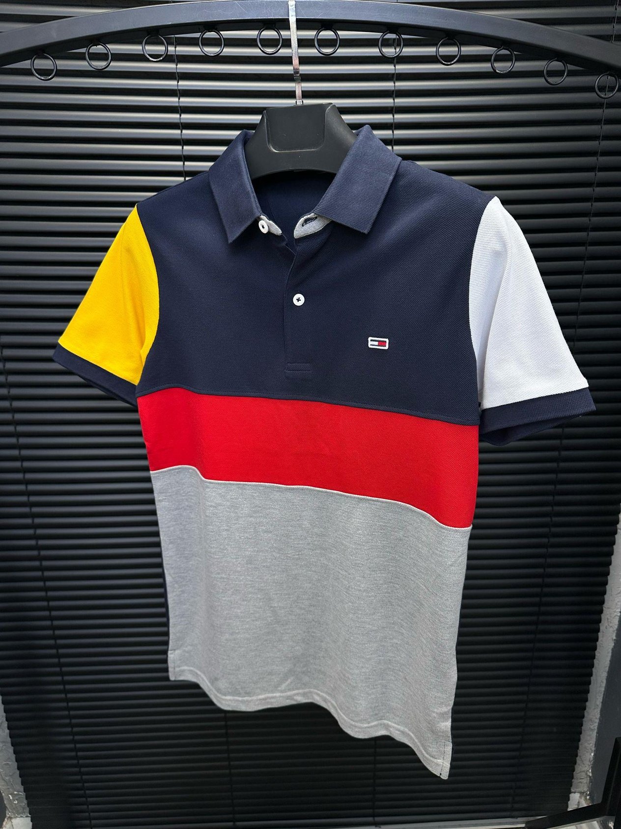 Pamuk KumaşRenk Geçişli Nakış Armalı Yakalı T-Shirt - Lacivert