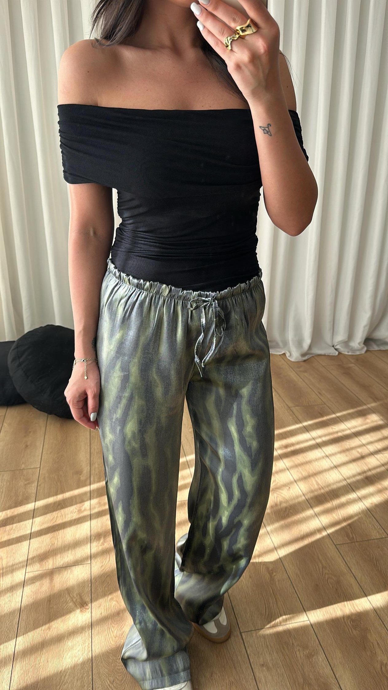 Dilvin Büzgü Detaylı Madonna Yaka Siyah  Bluz