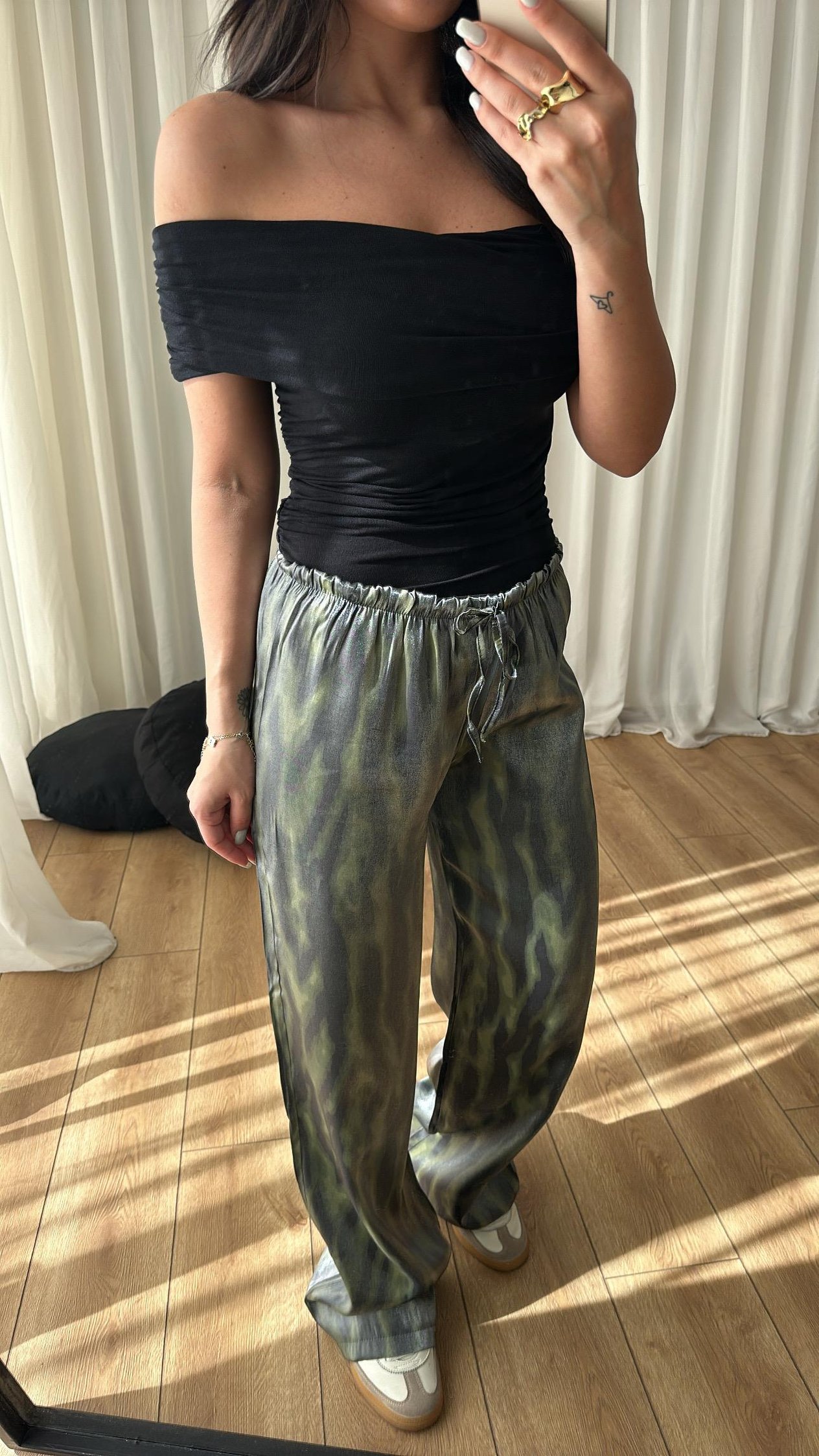 Dilvin Büzgü Detaylı Madonna Yaka Siyah  Bluz