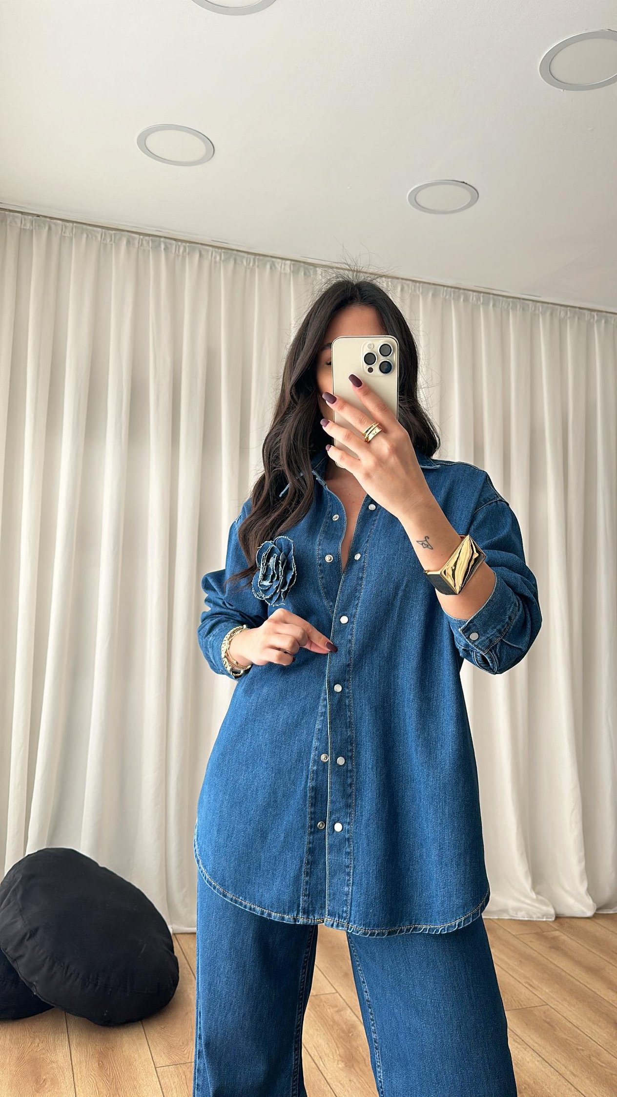 Koyu Mavi Gül Detaylı Denim Gömlek
