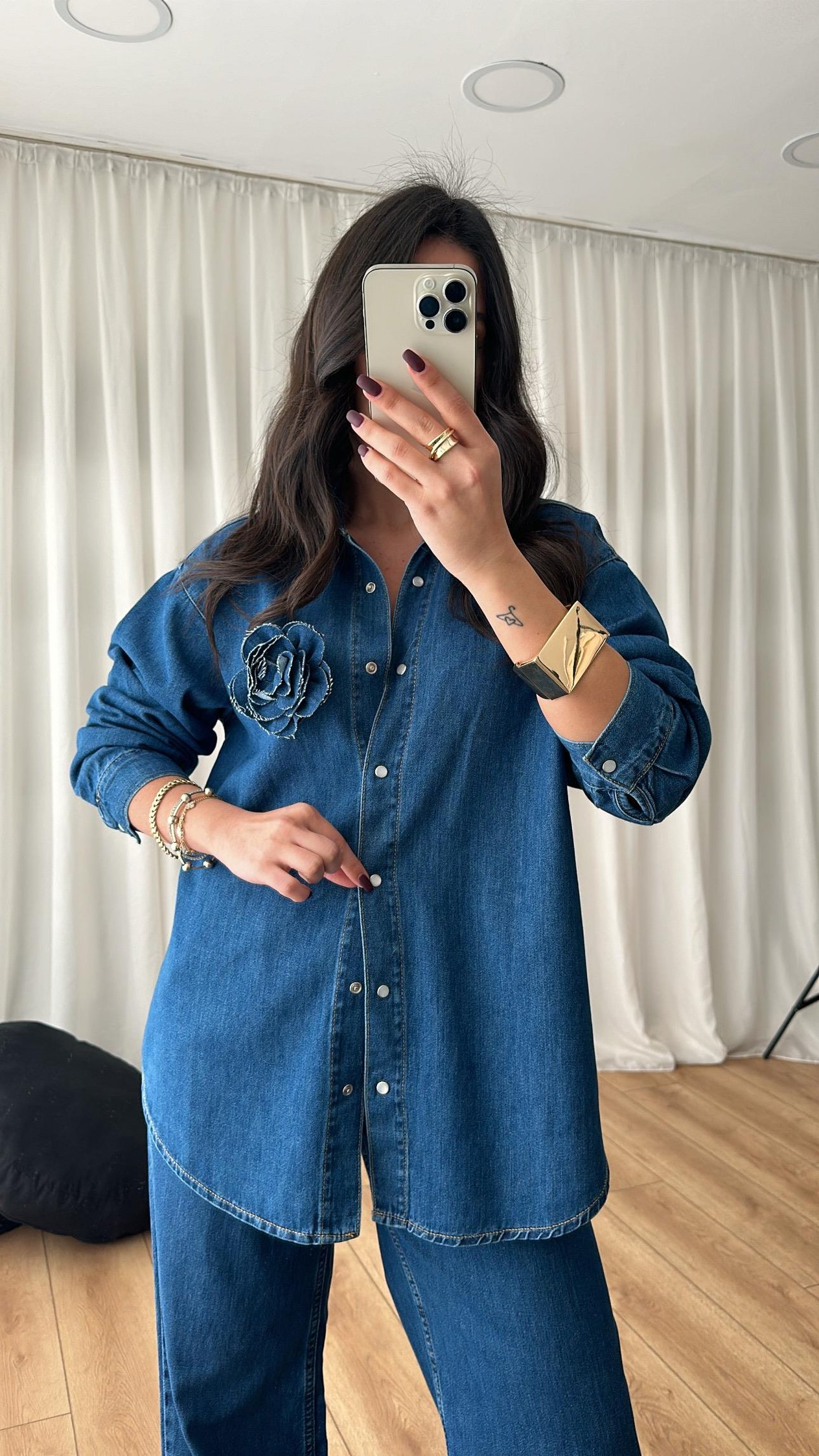 Koyu Mavi Gül Detaylı Denim Gömlek