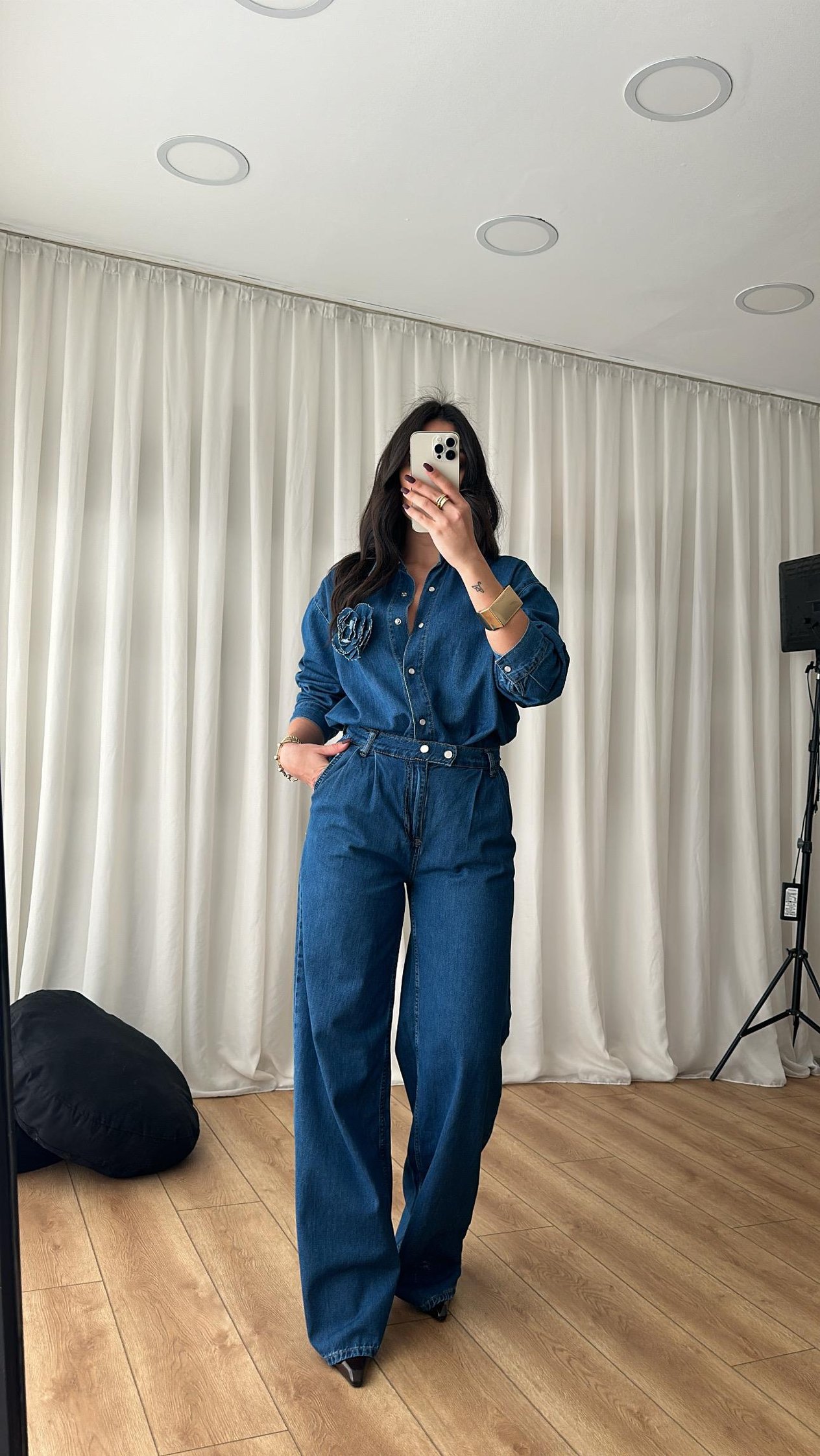 Koyu Mavi Gül Detaylı Denim Gömlek