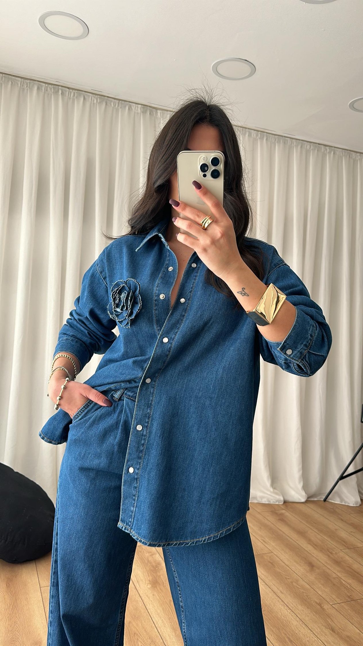 Koyu Mavi Gül Detaylı Denim Gömlek