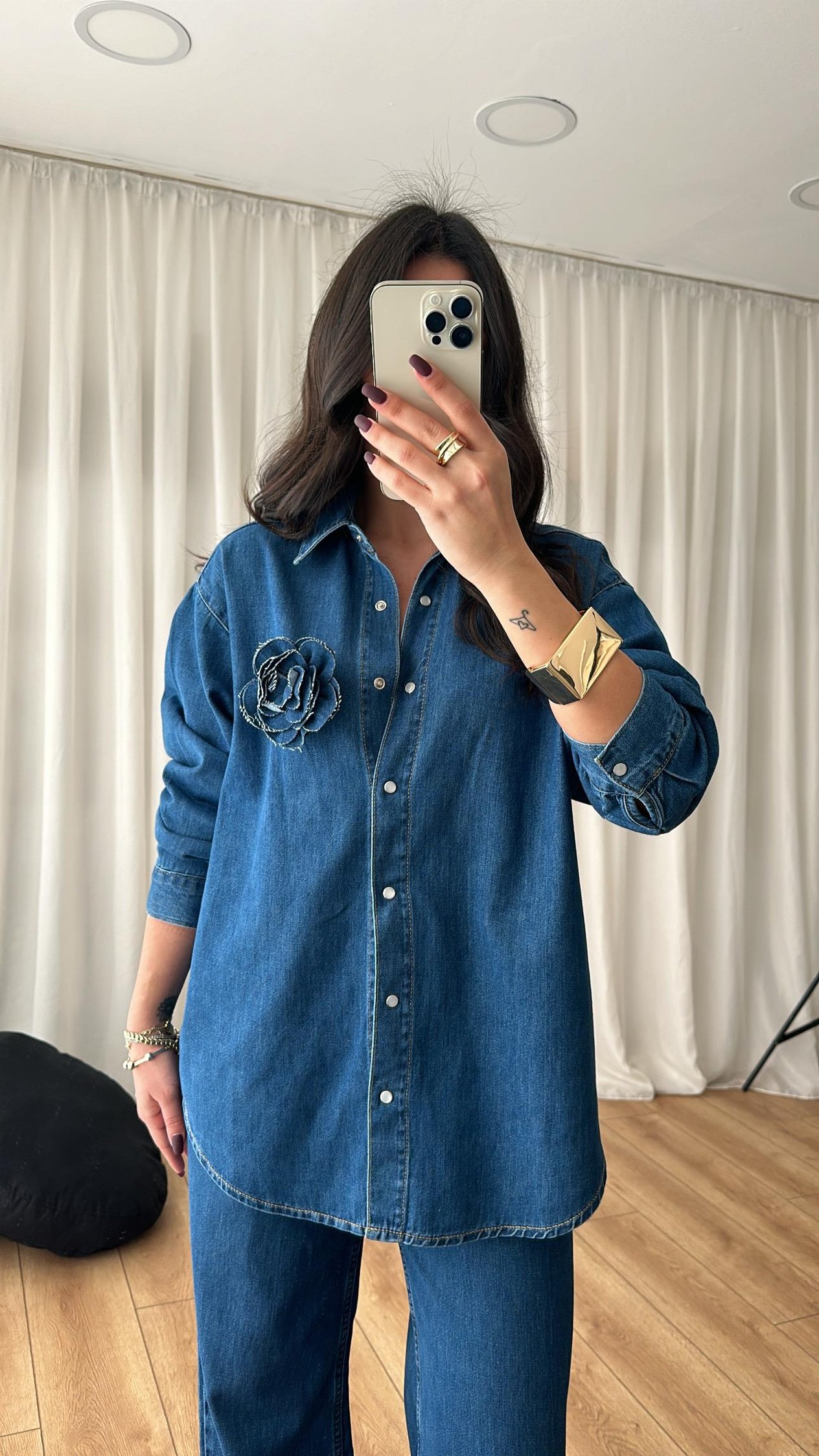 Koyu Mavi Gül Detaylı Denim Gömlek