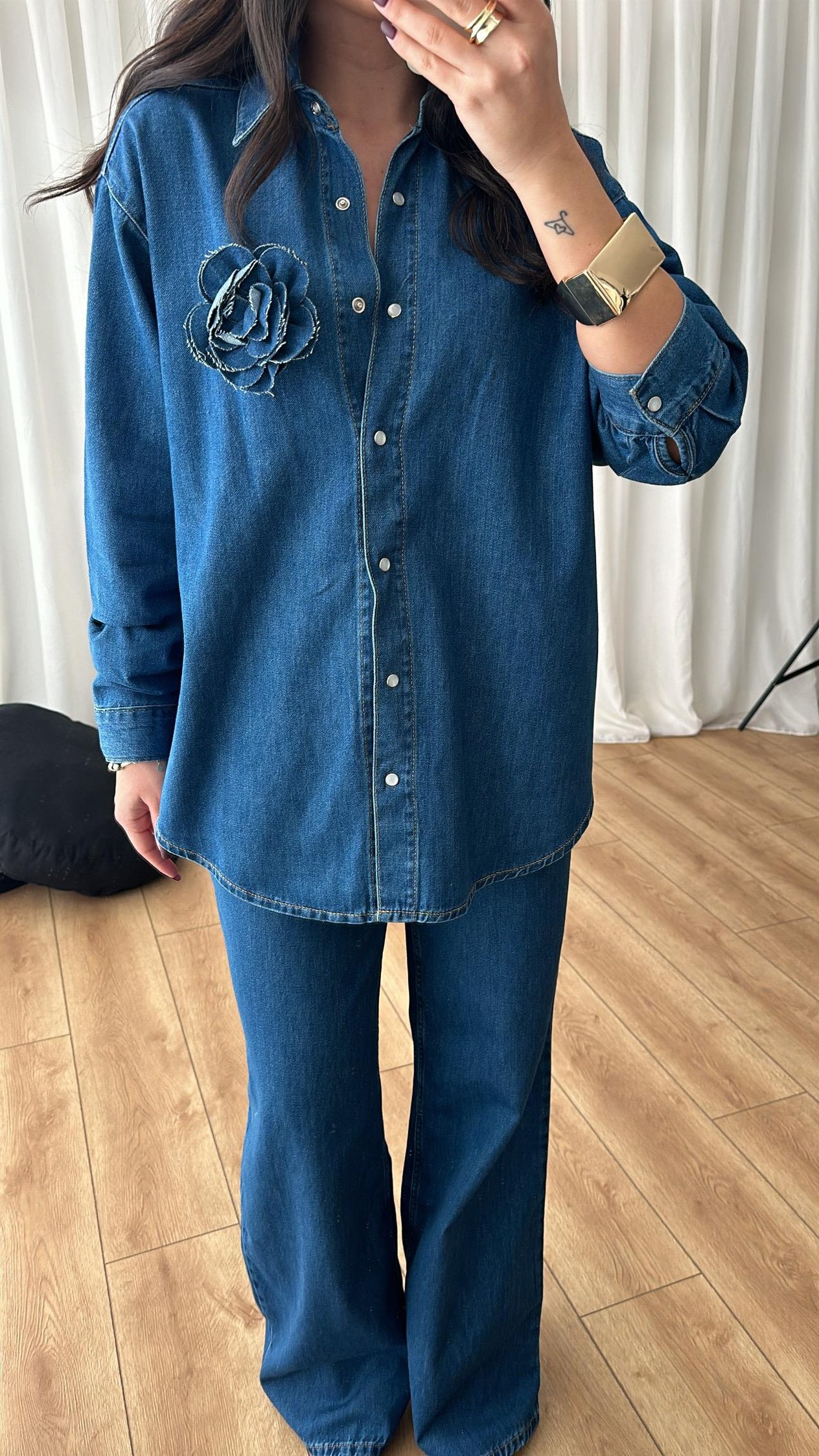 Koyu Mavi Gül Detaylı Denim Gömlek