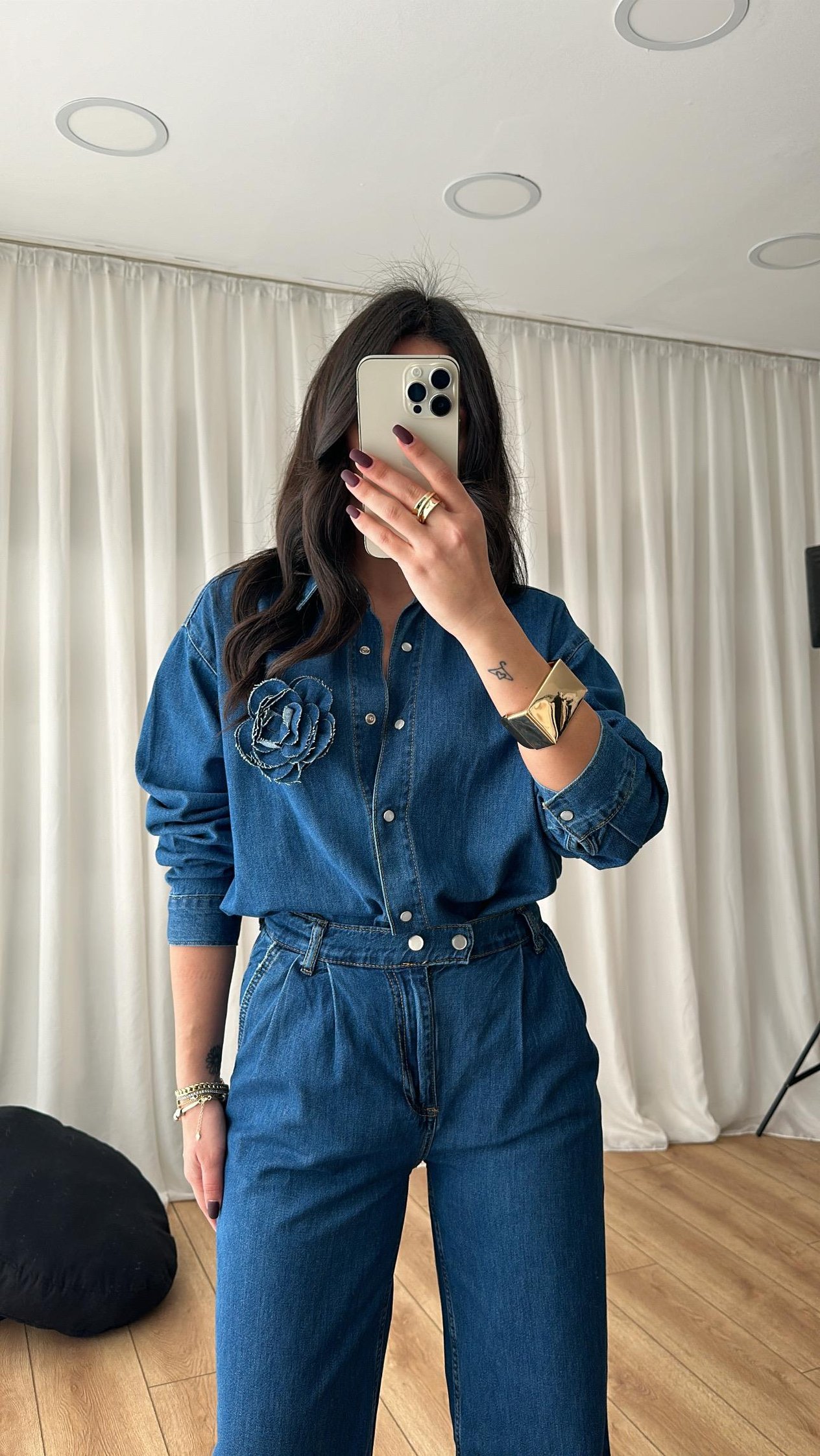 Koyu Mavi Gül Detaylı Denim Gömlek