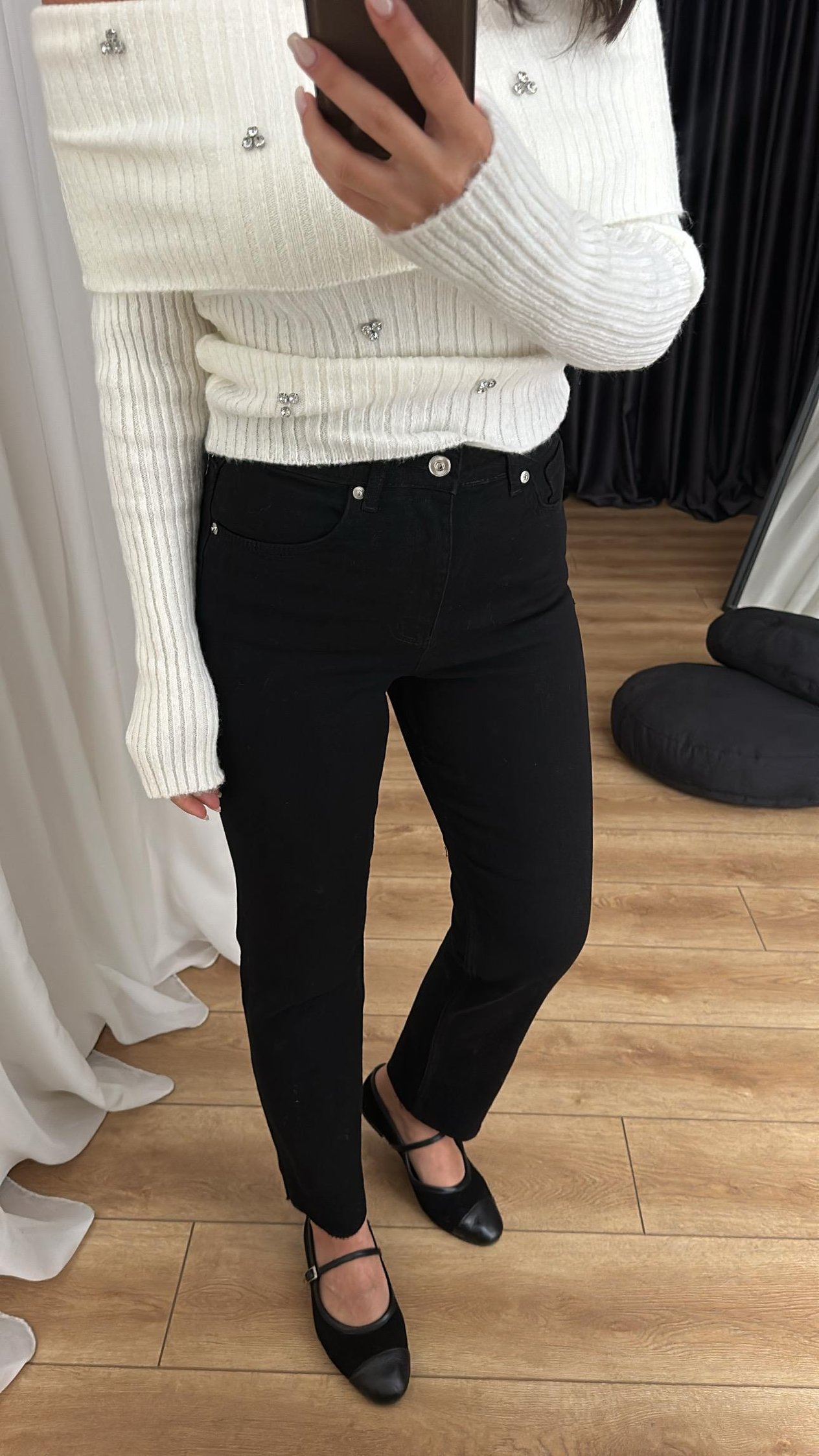 Siyah Kesik Paça Jean