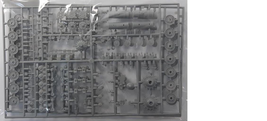 Dragon 6537 1/35 Js-2 Stalin II (3 in 1) ve Sovyet Tank Sürücüleri Demonte Plastik Maketi