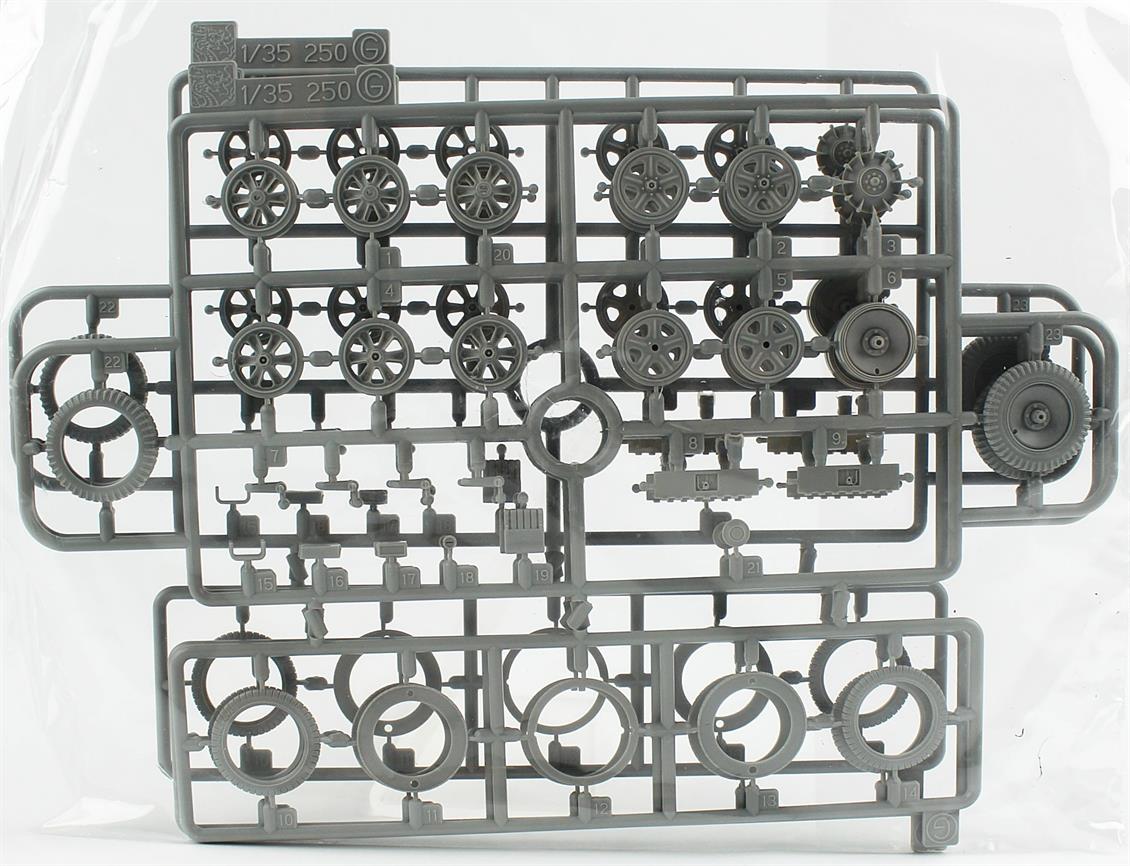 Dragon 6939 1/35 Ölçek Sd.Kfz. 10 Ausf. A w/le.FH.18/40 Yarı Paletli personel taşıyıcı ve Top Arabası Plastik Model Kiti
