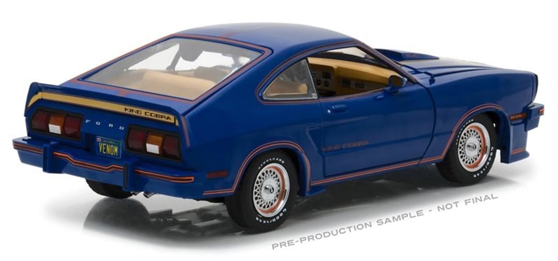 Greenlight 13507 1/18 Ford Mustang Kral Kobra, Mavi-Kırmızı-Altın, Sergilemeye Hazır Metal Araba Modeli