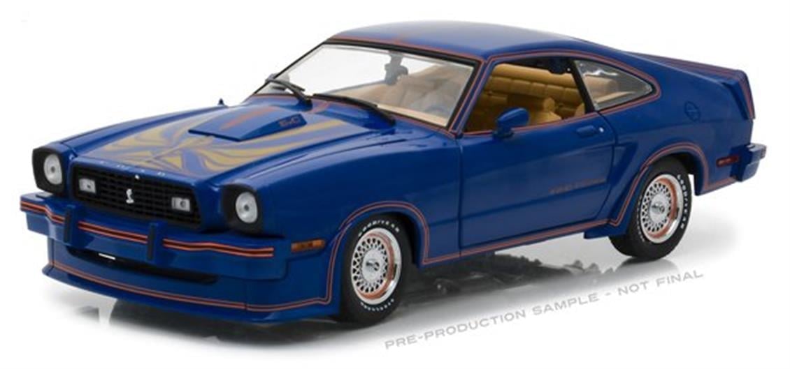 Greenlight 13507 1/18 Ford Mustang Kral Kobra, Mavi-Kırmızı-Altın, Sergilemeye Hazır Metal Araba Modeli