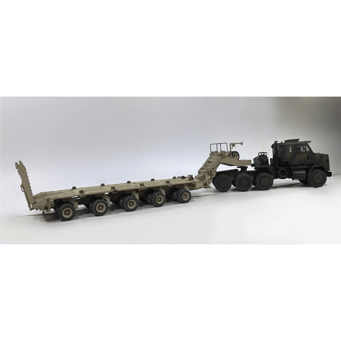 HobbyBoss 85502 1/35 Ölçek M1070/M1000 HETS Tank Taşıyıcı Plastik Model Kiti