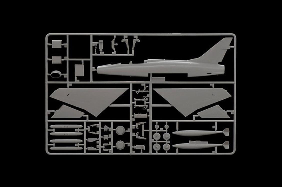 Italeri 1398S 1/72 F-100F Super Sabre Savaş Uçağı Demonte Plastik Maketi