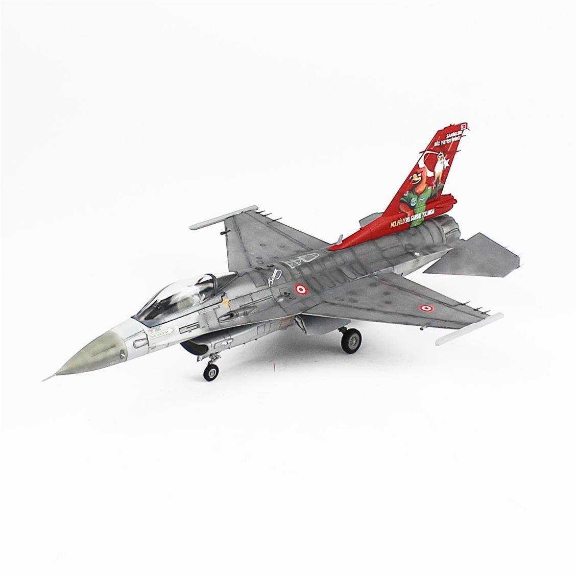 QD003 1/48 F-16 C Block 50 (Öncel Son Filonun 20. Yılı Anısına) Sergilemeye Hazır Plastik Uçak Maketi