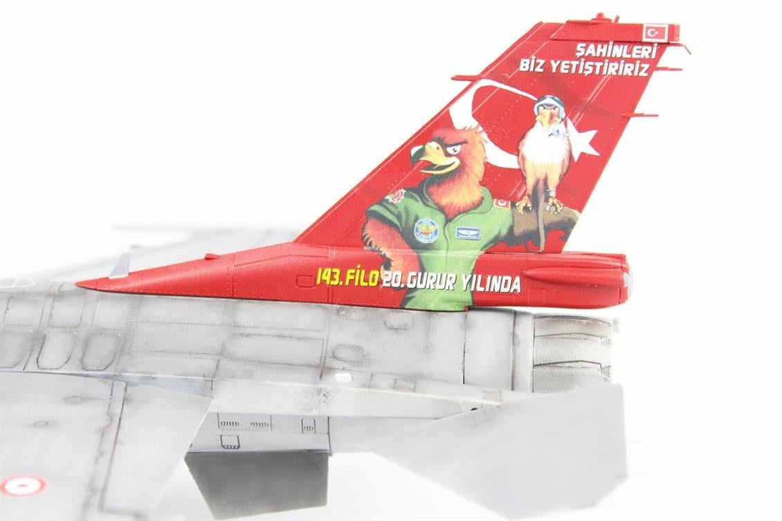 QD003 1/48 F-16 C Block 50 (Öncel Son Filonun 20. Yılı Anısına) Sergilemeye Hazır Plastik Uçak Maketi