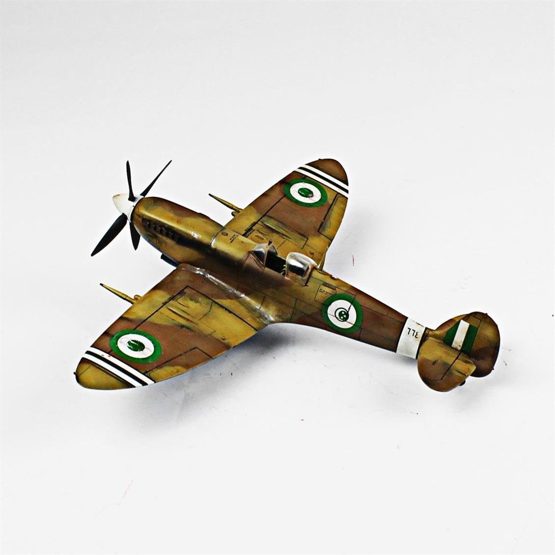 QD027 1/48 Spitfire Mk.V Sergilemeye Hazır Plastik Uçak Maketi