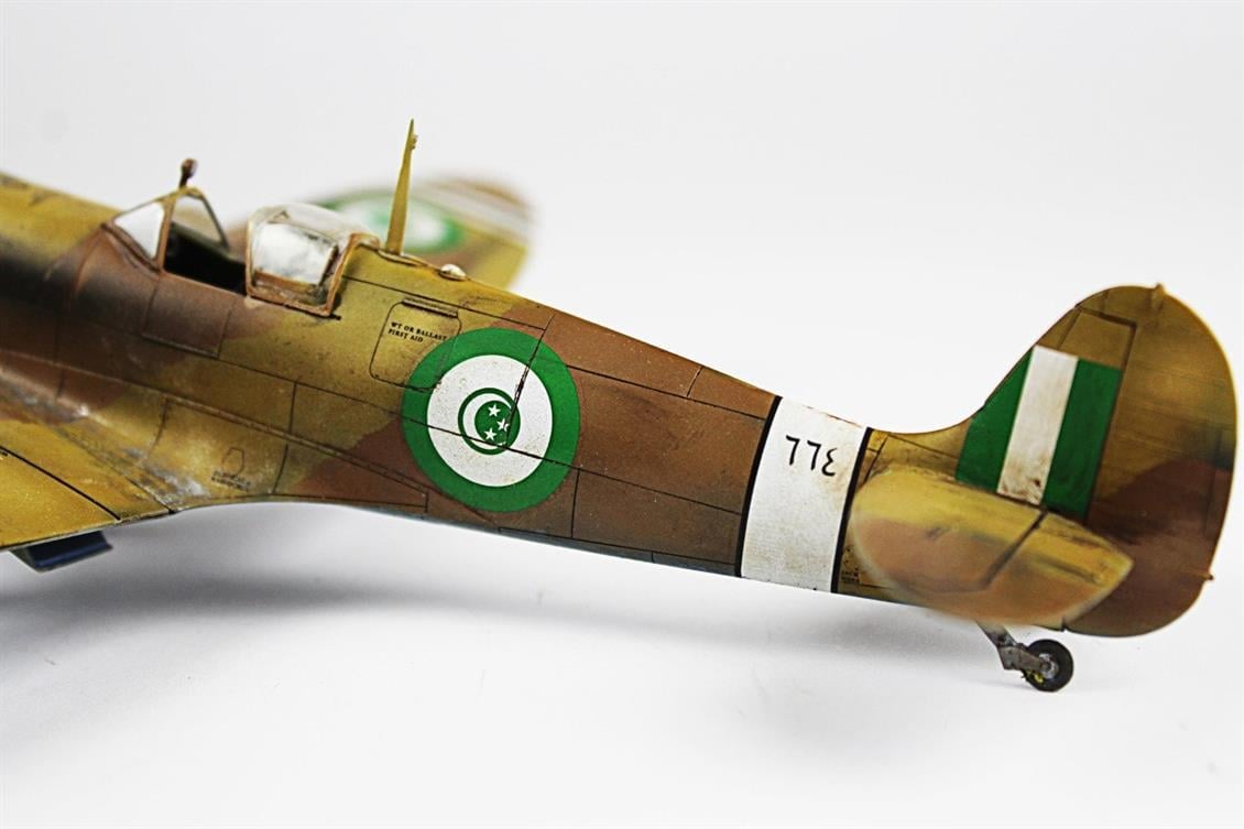QD027 1/48 Spitfire Mk.V Sergilemeye Hazır Plastik Uçak Maketi