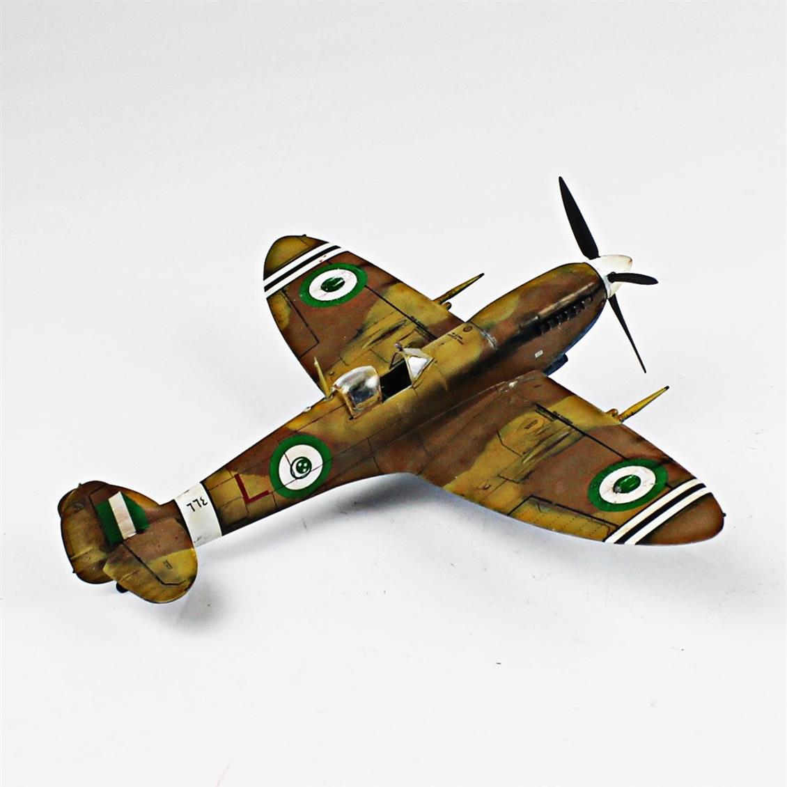 QD027 1/48 Spitfire Mk.V Sergilemeye Hazır Plastik Uçak Maketi