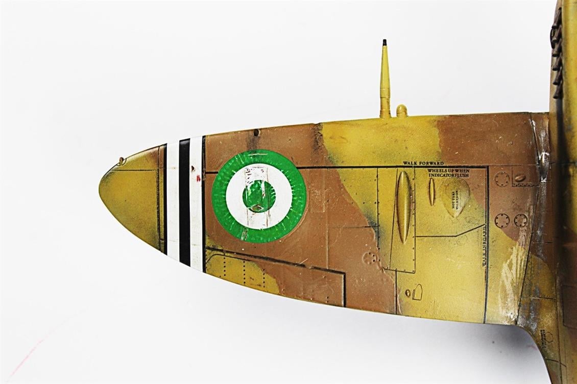 QD027 1/48 Spitfire Mk.V Sergilemeye Hazır Plastik Uçak Maketi